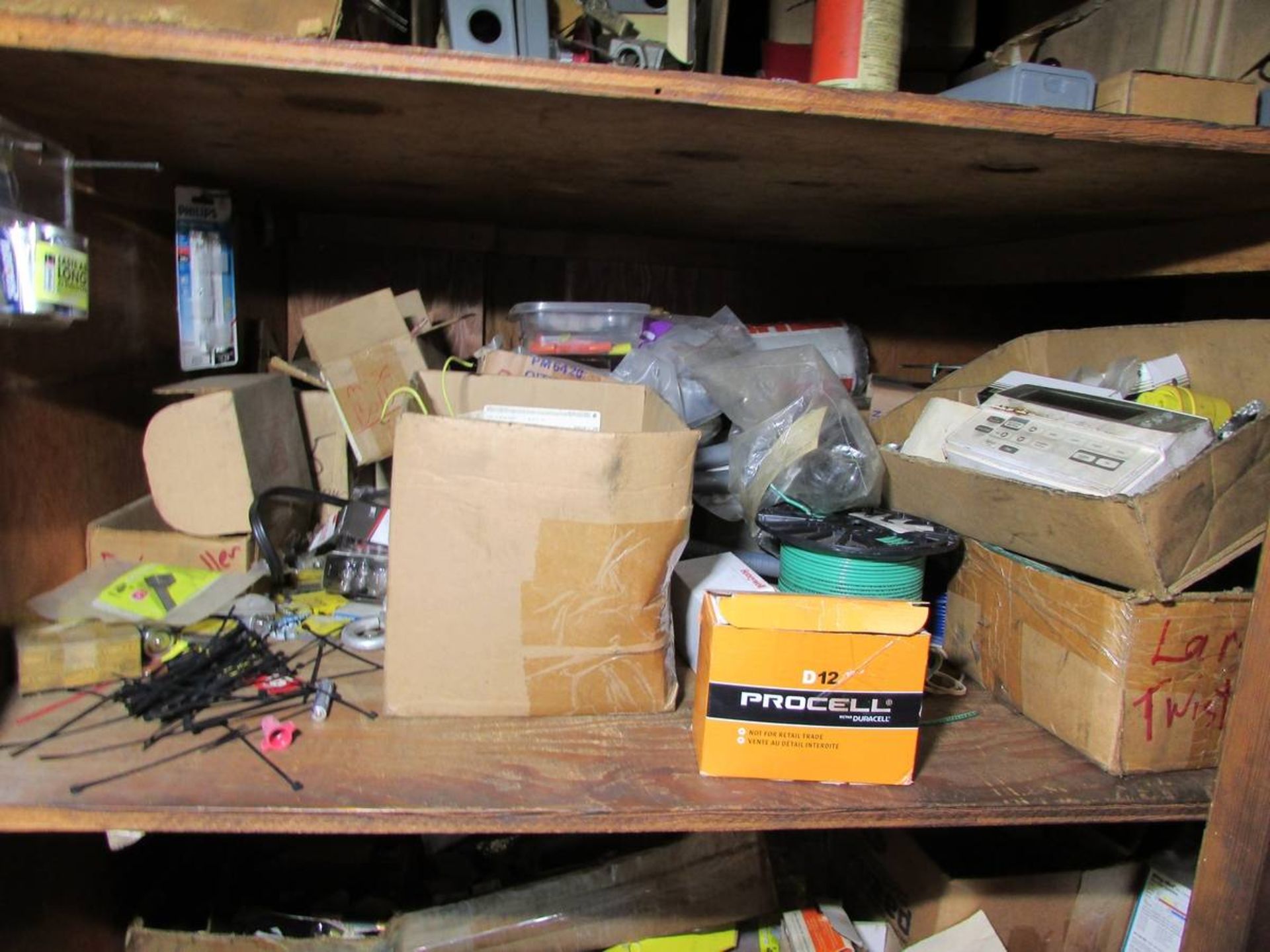 Contents of Building Maintenance Storage Closet - Image 4 of 19