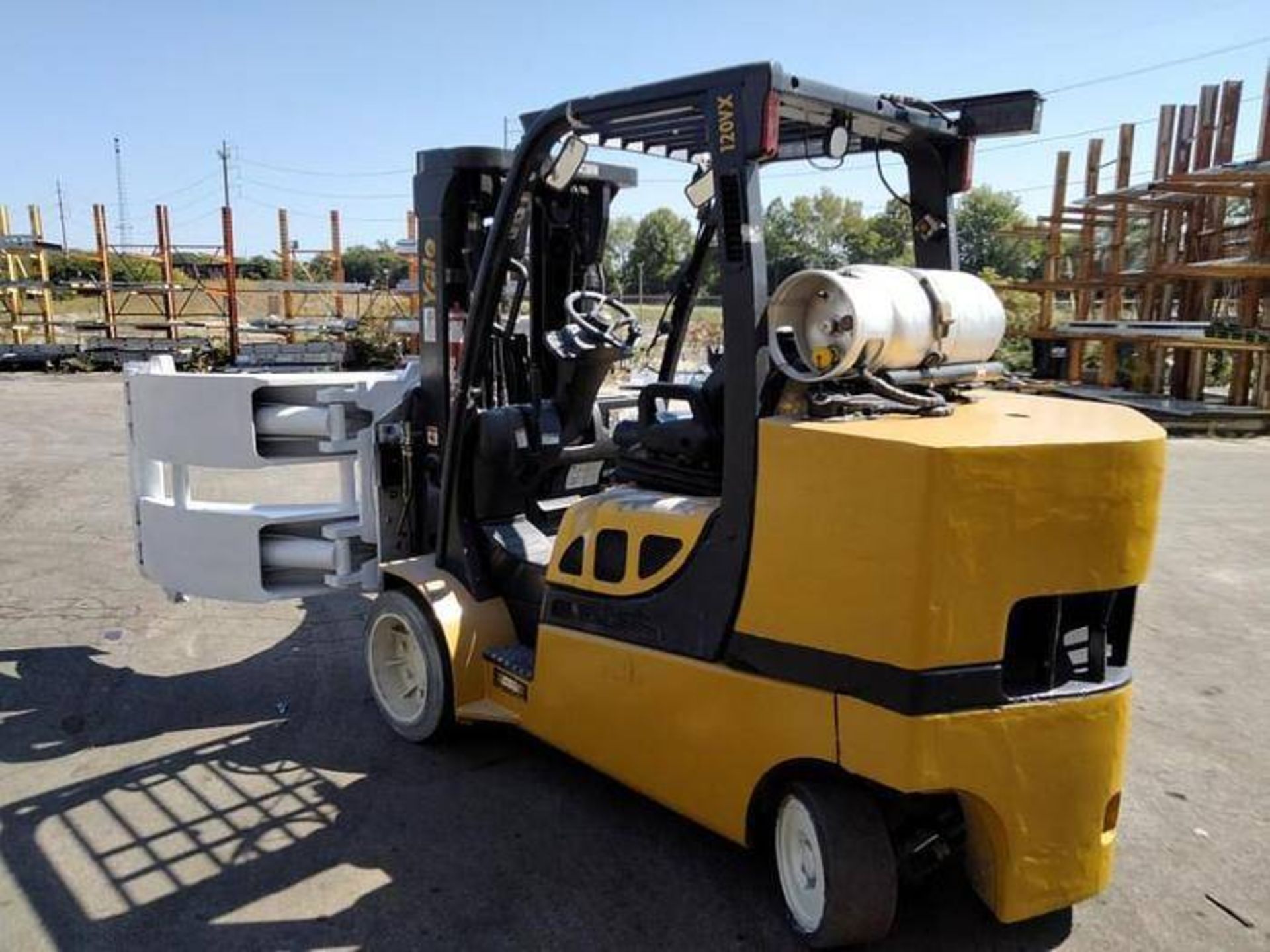 YALE GLC120VXPRS 12,000 ROLL CLAMP FORKLIFT - Image 4 of 7