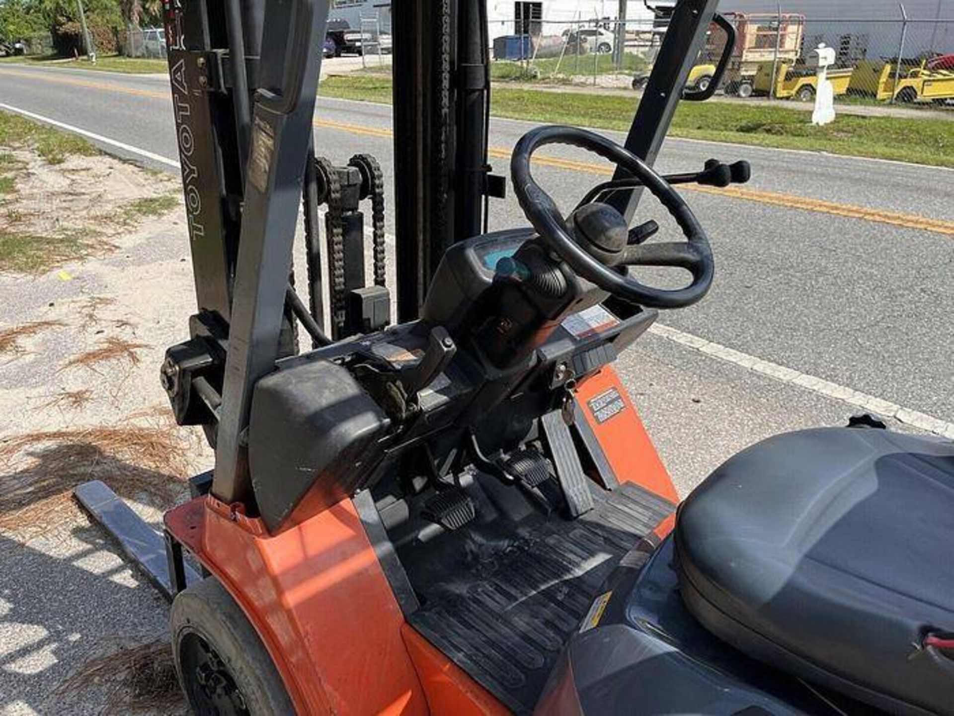 TOYOTA 5,000 POUND FORKLIFT - Image 2 of 7