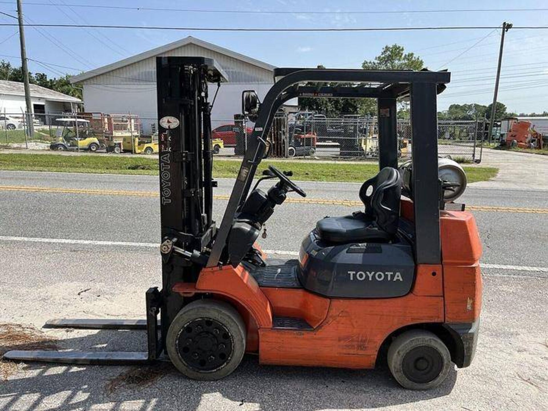 TOYOTA 5,000 POUND FORKLIFT