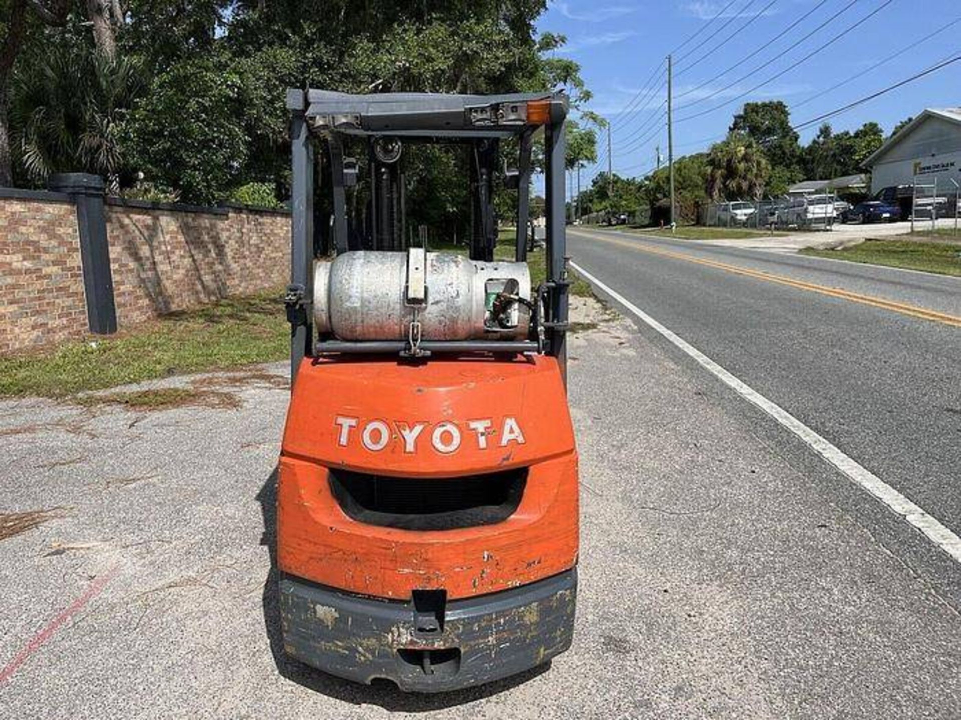 TOYOTA 5,000 POUND FORKLIFT - Image 7 of 7