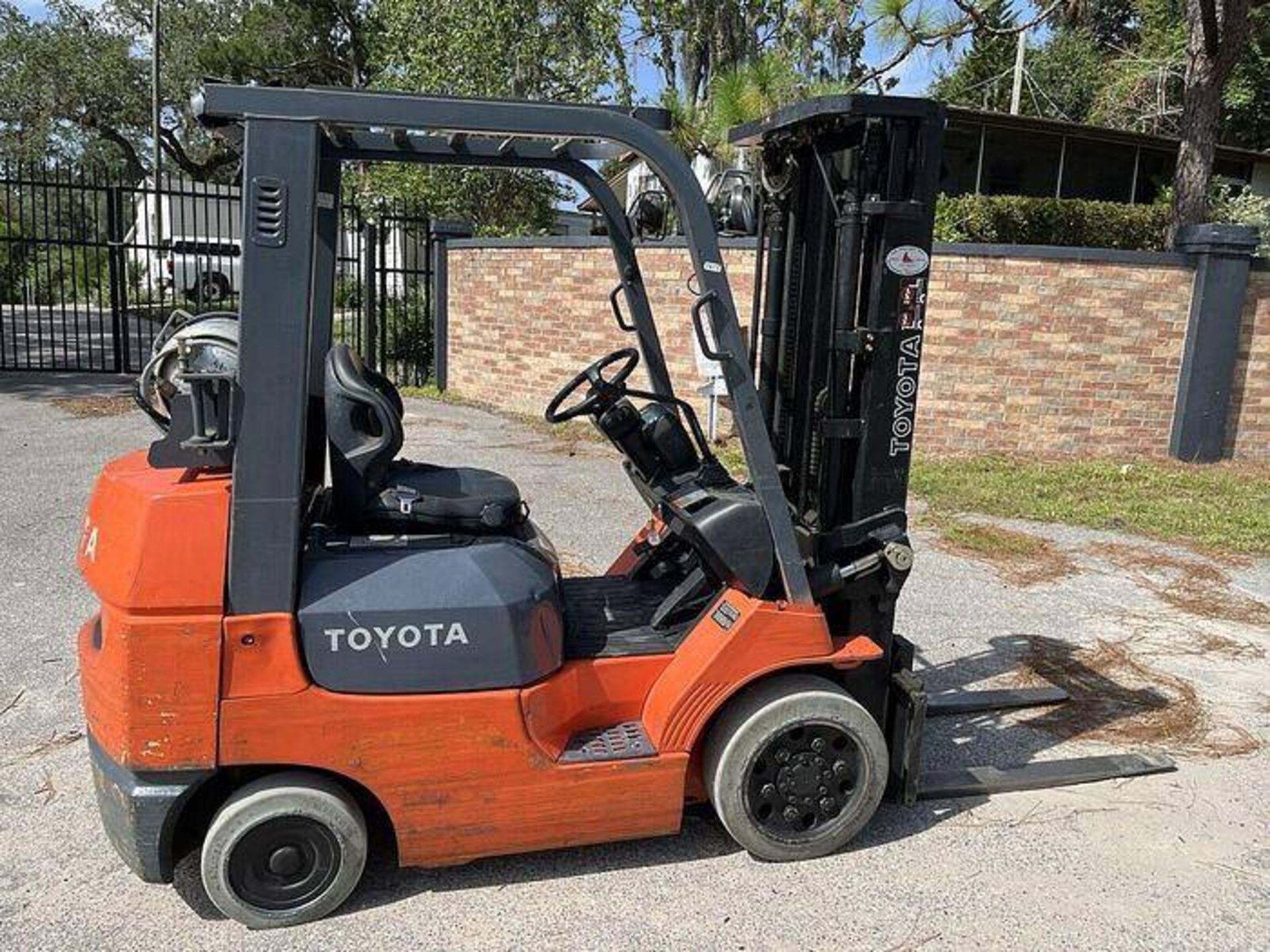 TOYOTA 5,000 POUND FORKLIFT - Image 6 of 7