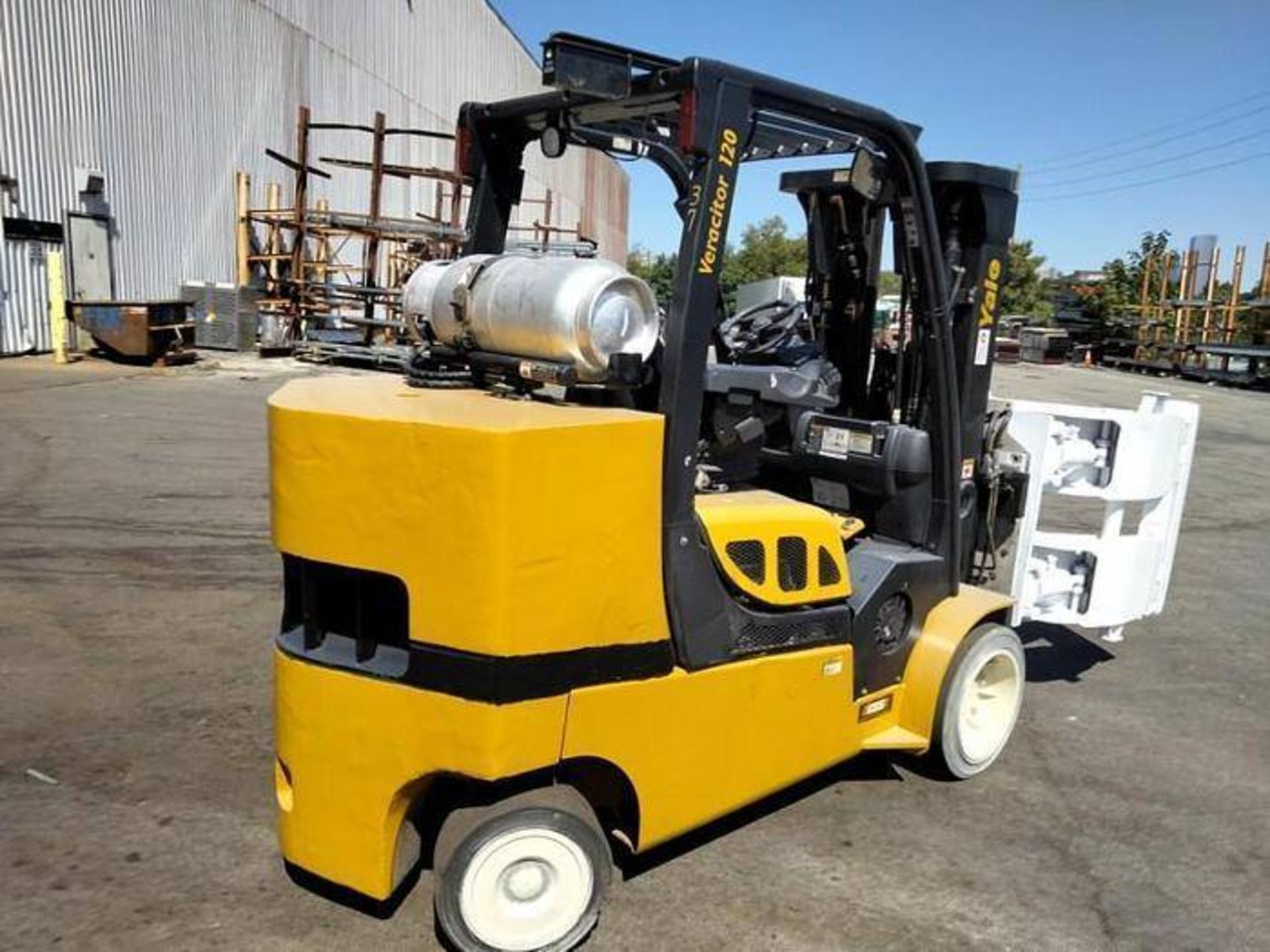YALE GLC120VXPRS 12,000 ROLL CLAMP FORKLIFT - Image 3 of 7