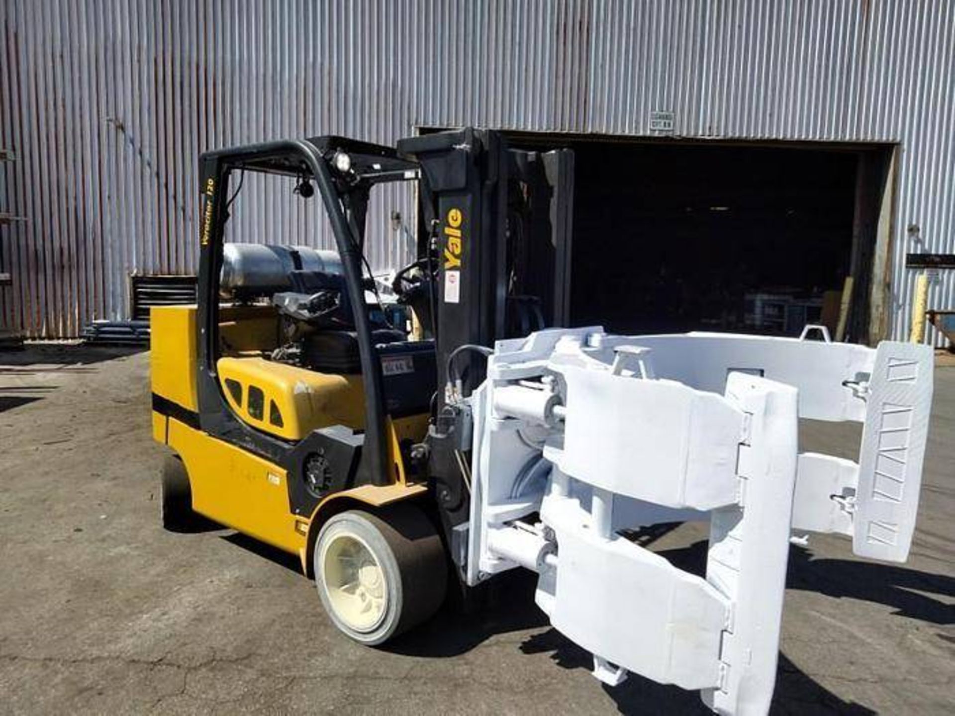 YALE GLC120VXPRS 12,000 ROLL CLAMP FORKLIFT - Image 2 of 7