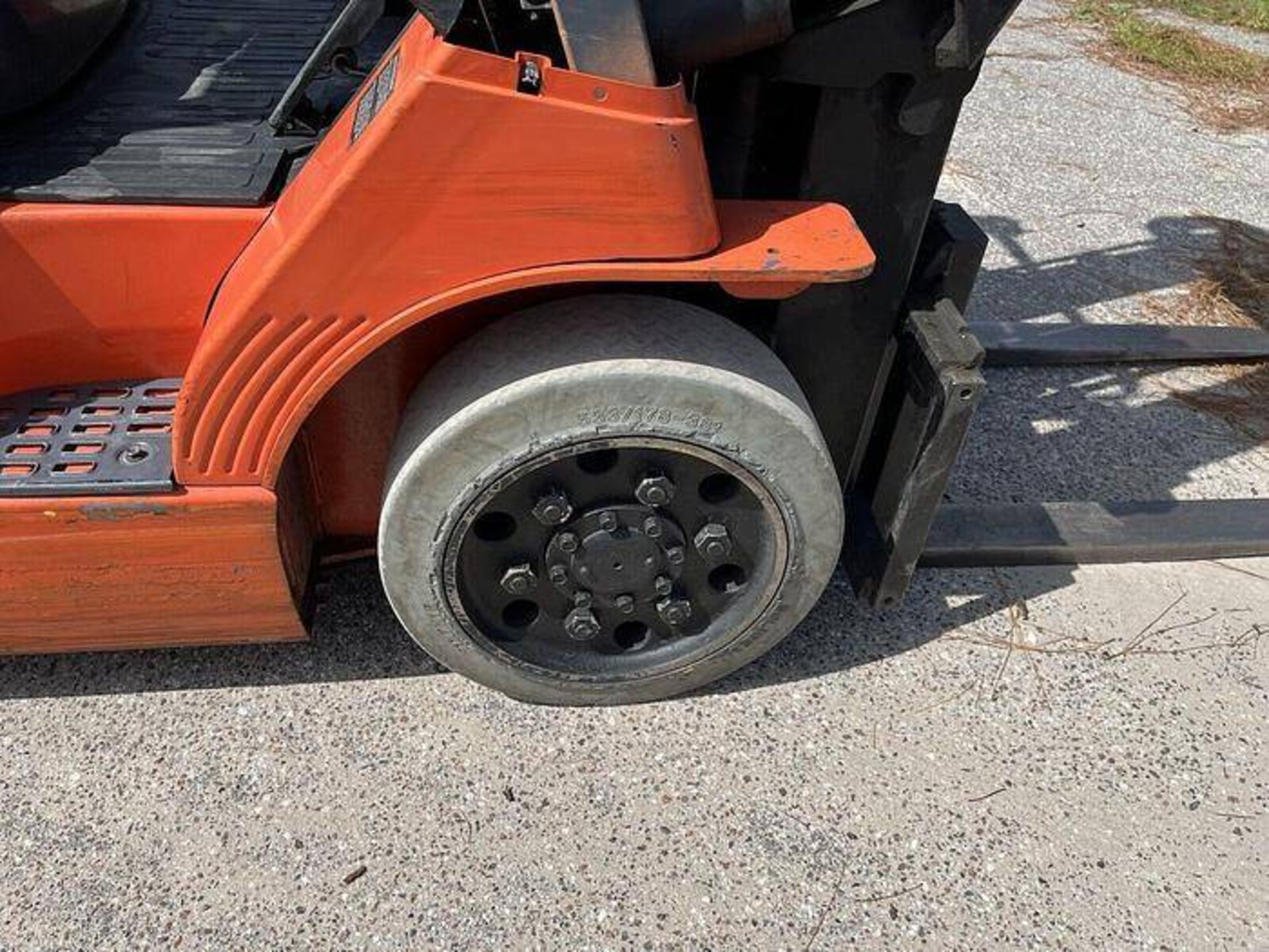 TOYOTA 5,000 POUND FORKLIFT - Image 4 of 7