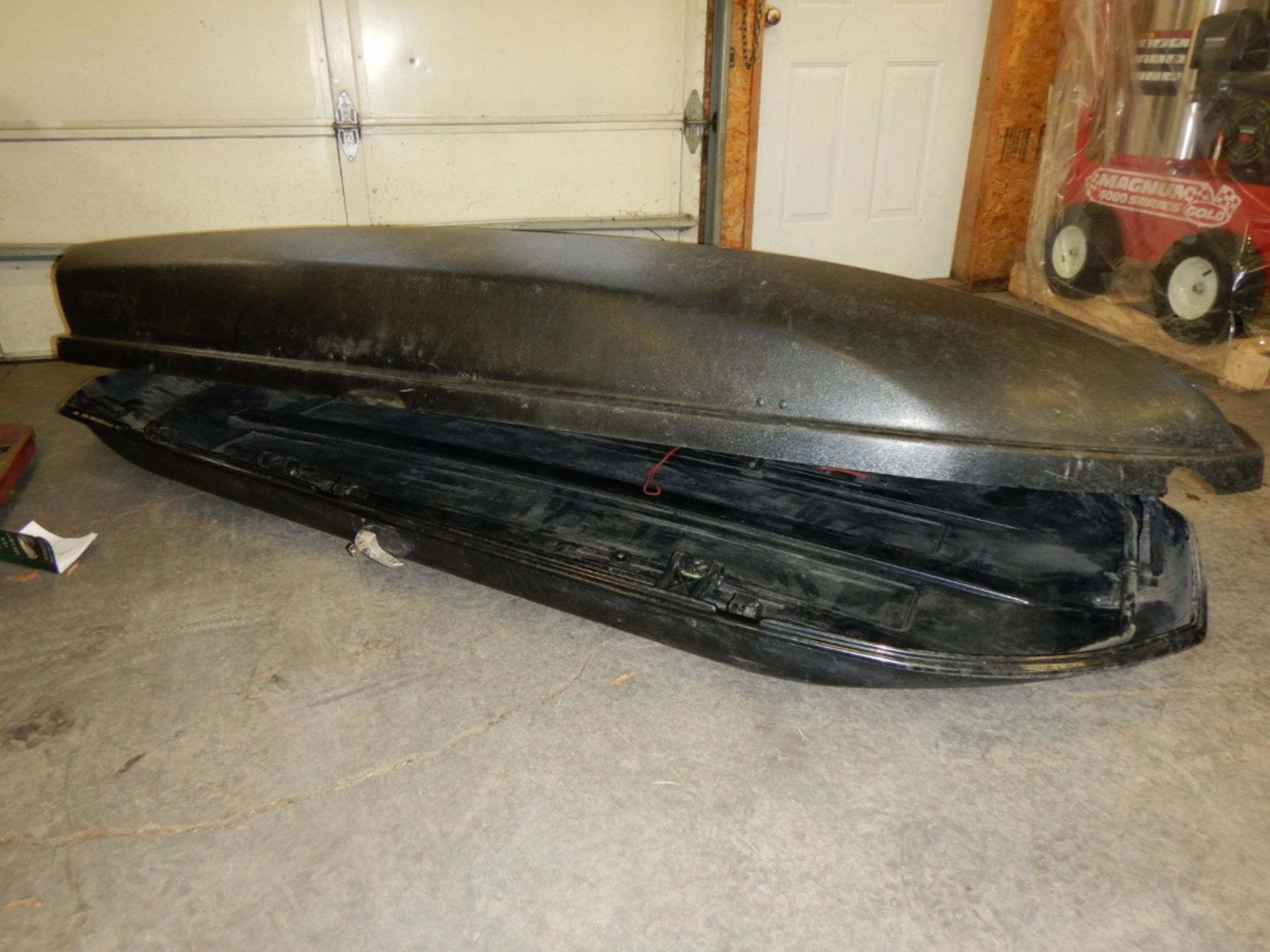 THULE ROOF MOUNT CARGO CARRIER - DAMAGED - Image 5 of 6