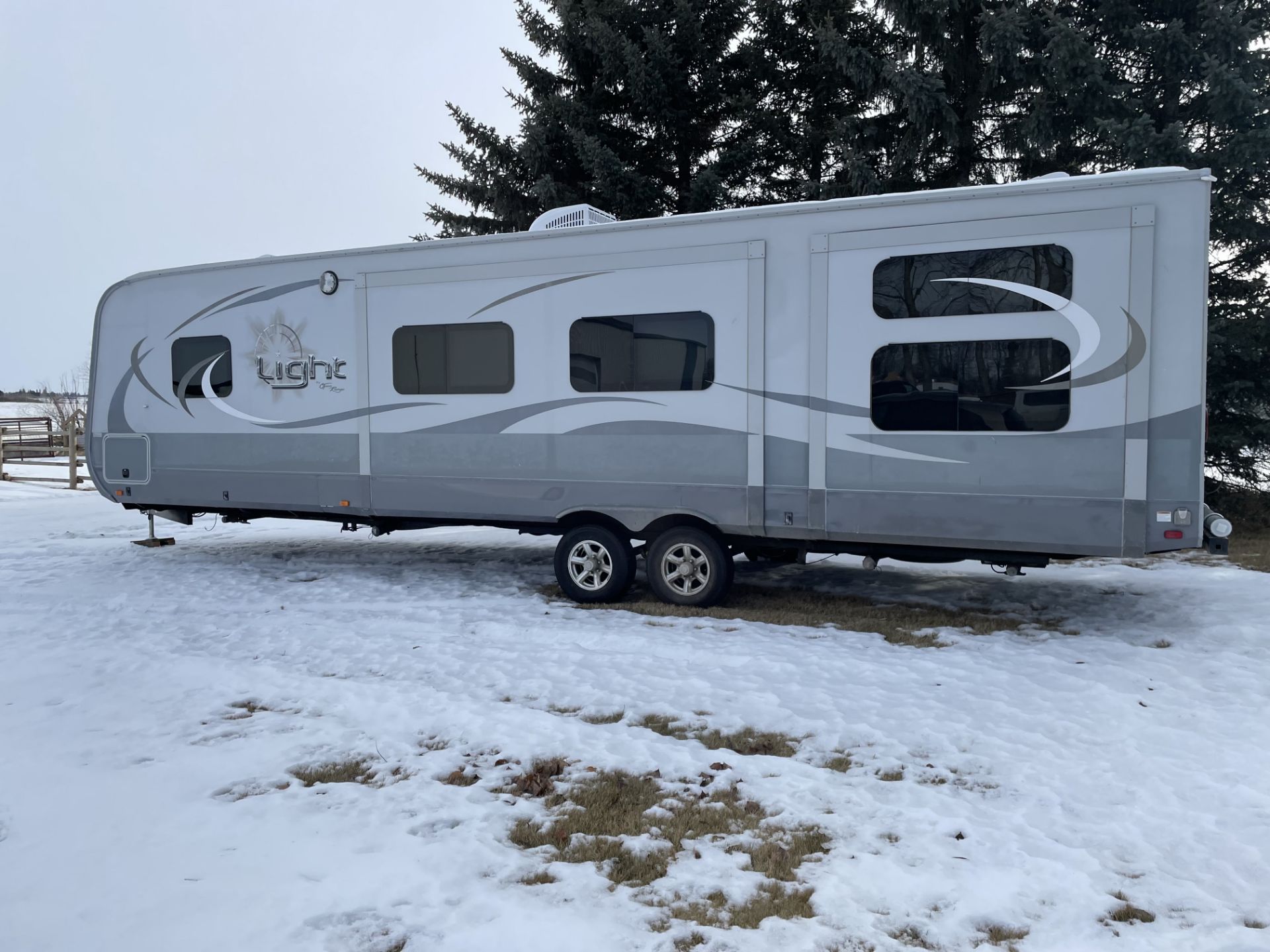 2015 LIGHT BY OPEN RANGE 308 BHS, HARDWALL, 3-SLIDES, BUNKROOM, POWER AWNING, JACK, STABILIZERS,