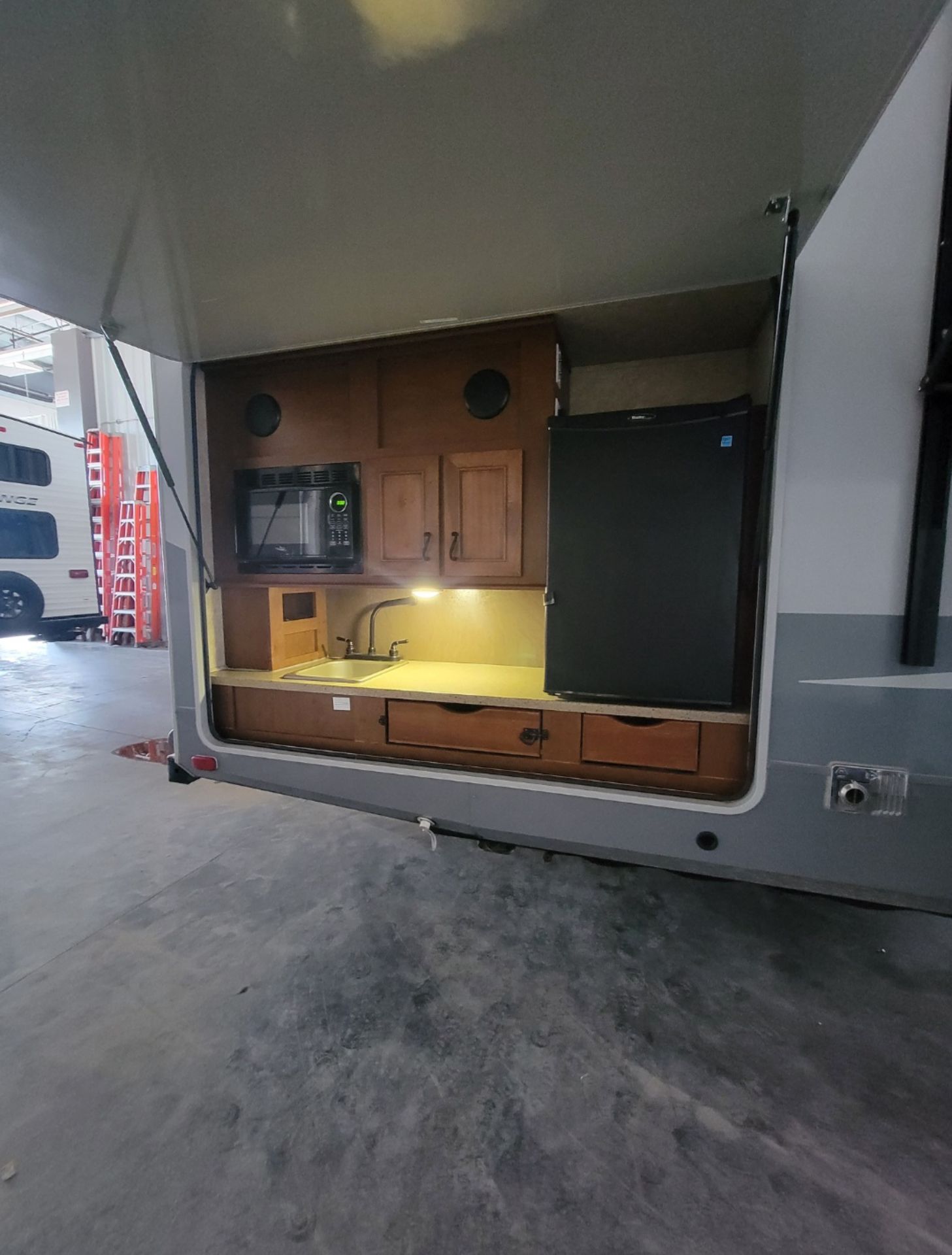 2015 LIGHT BY OPEN RANGE 308 BHS, HARDWALL, 3-SLIDES, BUNKROOM, POWER AWNING, JACK, STABILIZERS, - Image 5 of 17