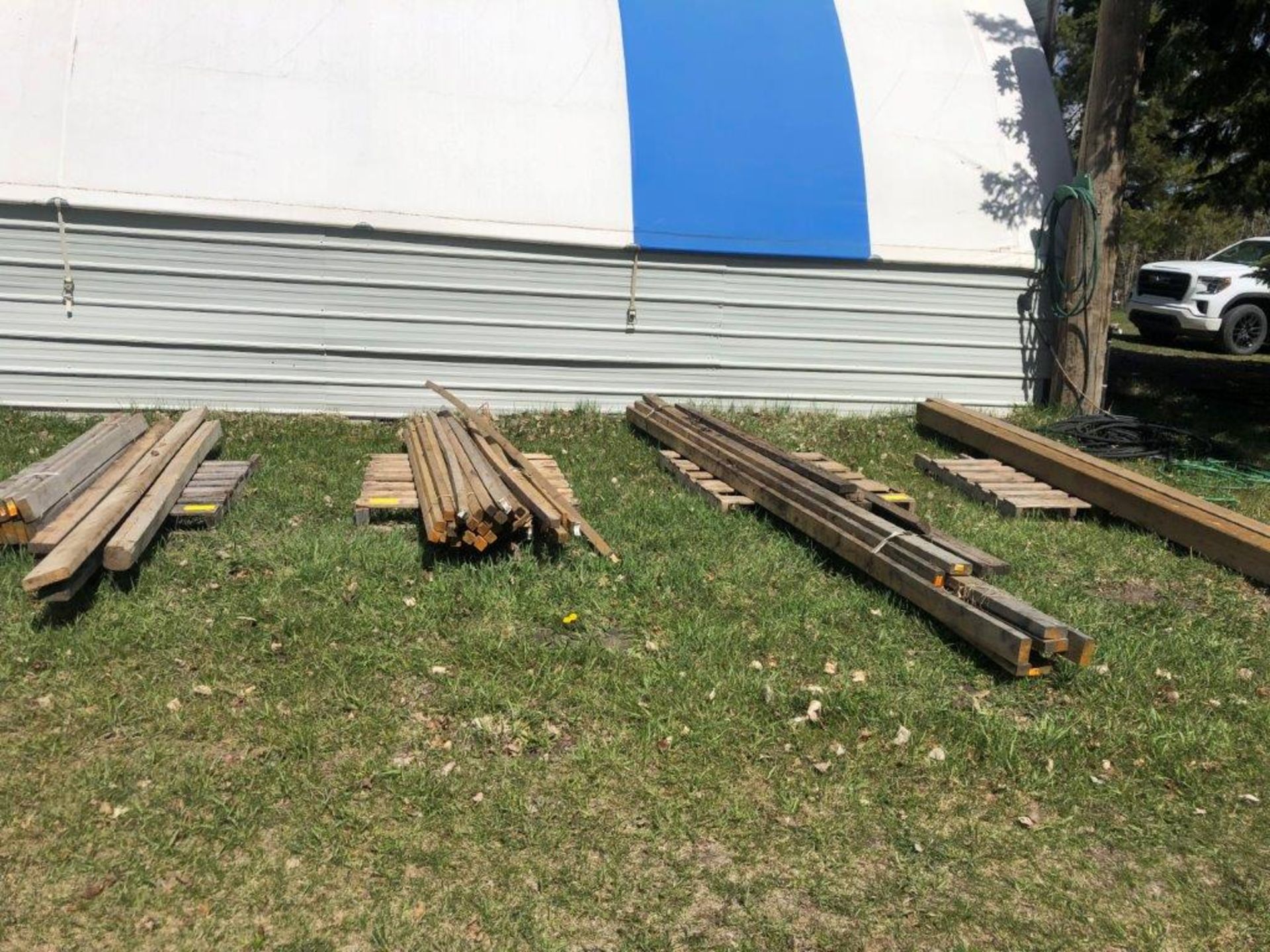 2-6"X6"X12FT TREATED POSTS AND ASSORTED LUMBER - Image 2 of 5