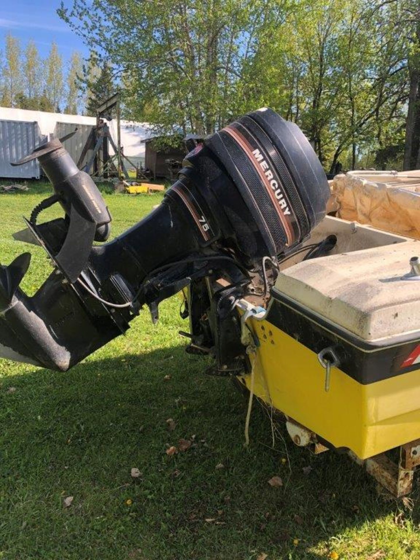 1976 16 FT LUND DEEP V FIBREGLASS FISHING BOAT W/ MERCURY 75 OUTBOARD MOTOR, TRAILER, TROLLING MOTOR - Image 10 of 19