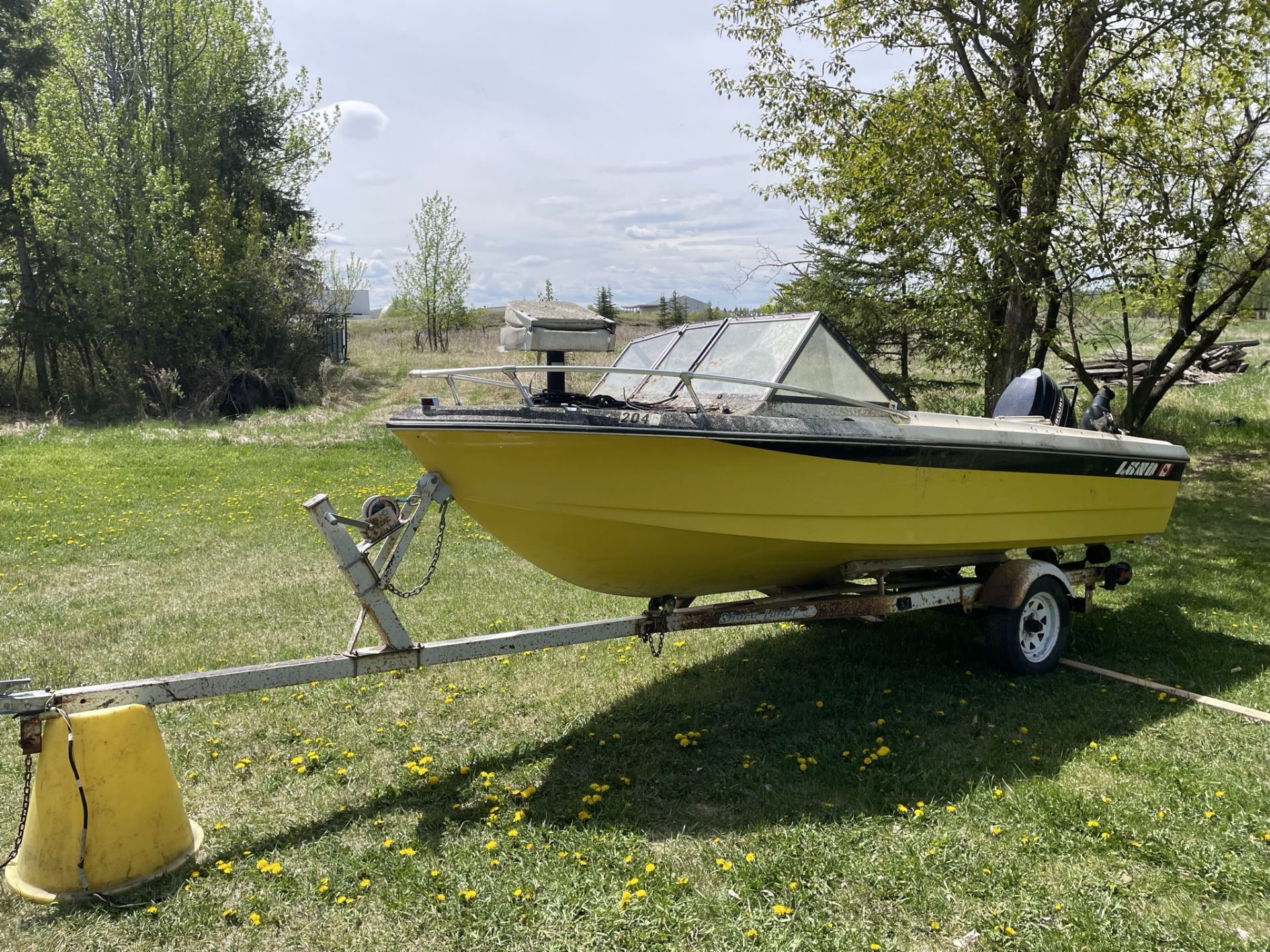 1976 16 FT LUND DEEP V FIBREGLASS FISHING BOAT W/ MERCURY 75 OUTBOARD MOTOR, TRAILER, TROLLING MOTOR - Image 2 of 19