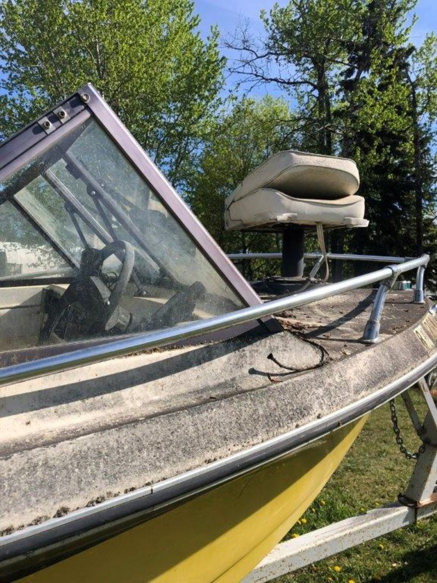 1976 16 FT LUND DEEP V FIBREGLASS FISHING BOAT W/ MERCURY 75 OUTBOARD MOTOR, TRAILER, TROLLING MOTOR - Image 9 of 19