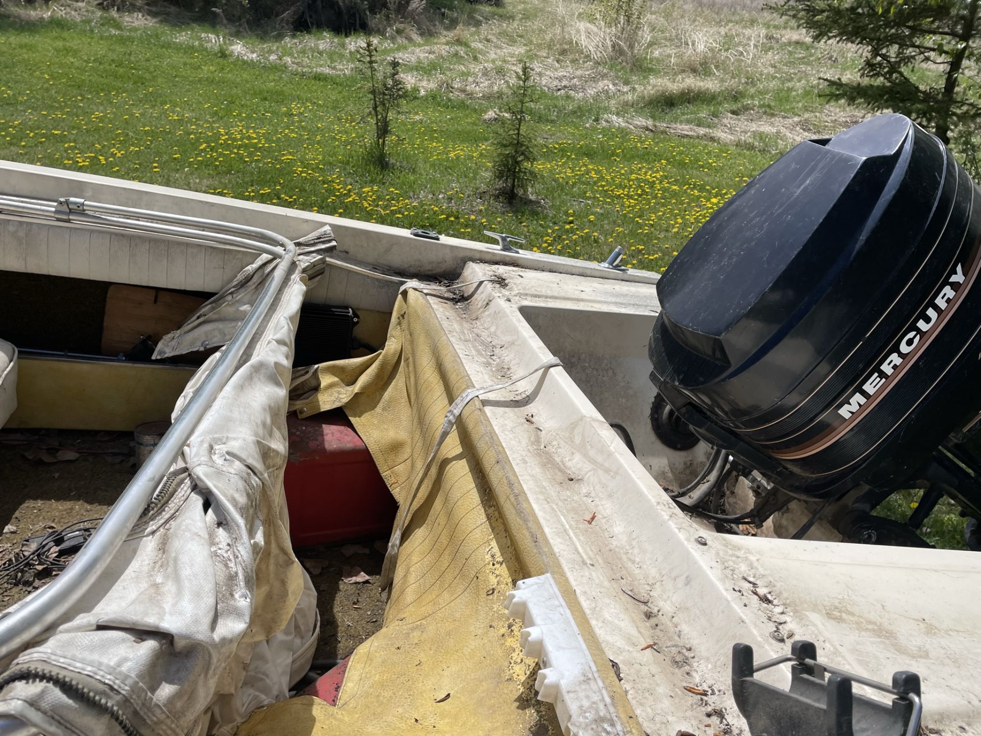 1976 16 FT LUND DEEP V FIBREGLASS FISHING BOAT W/ MERCURY 75 OUTBOARD MOTOR, TRAILER, TROLLING MOTOR - Image 11 of 19