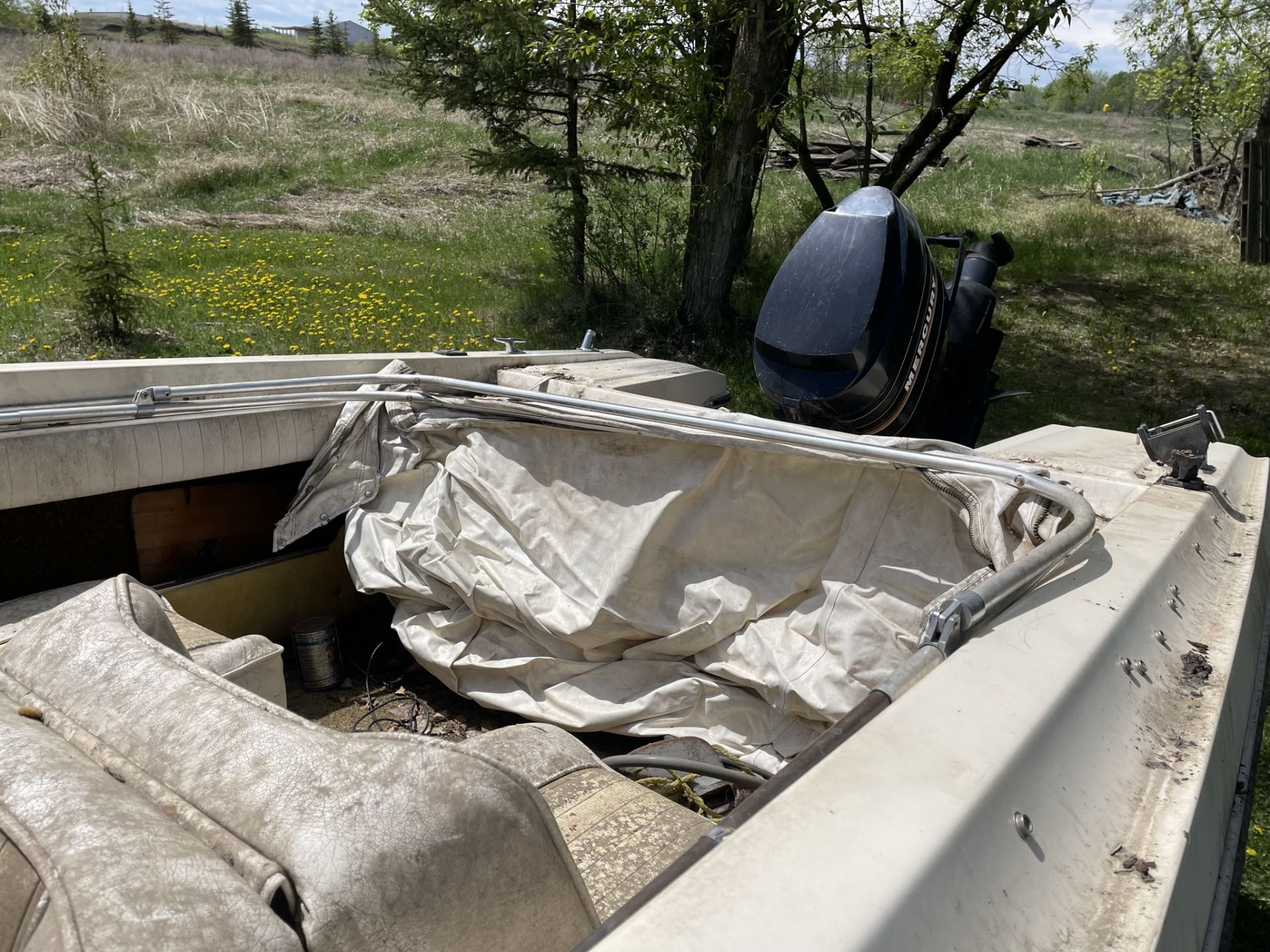 1976 16 FT LUND DEEP V FIBREGLASS FISHING BOAT W/ MERCURY 75 OUTBOARD MOTOR, TRAILER, TROLLING MOTOR - Image 15 of 19