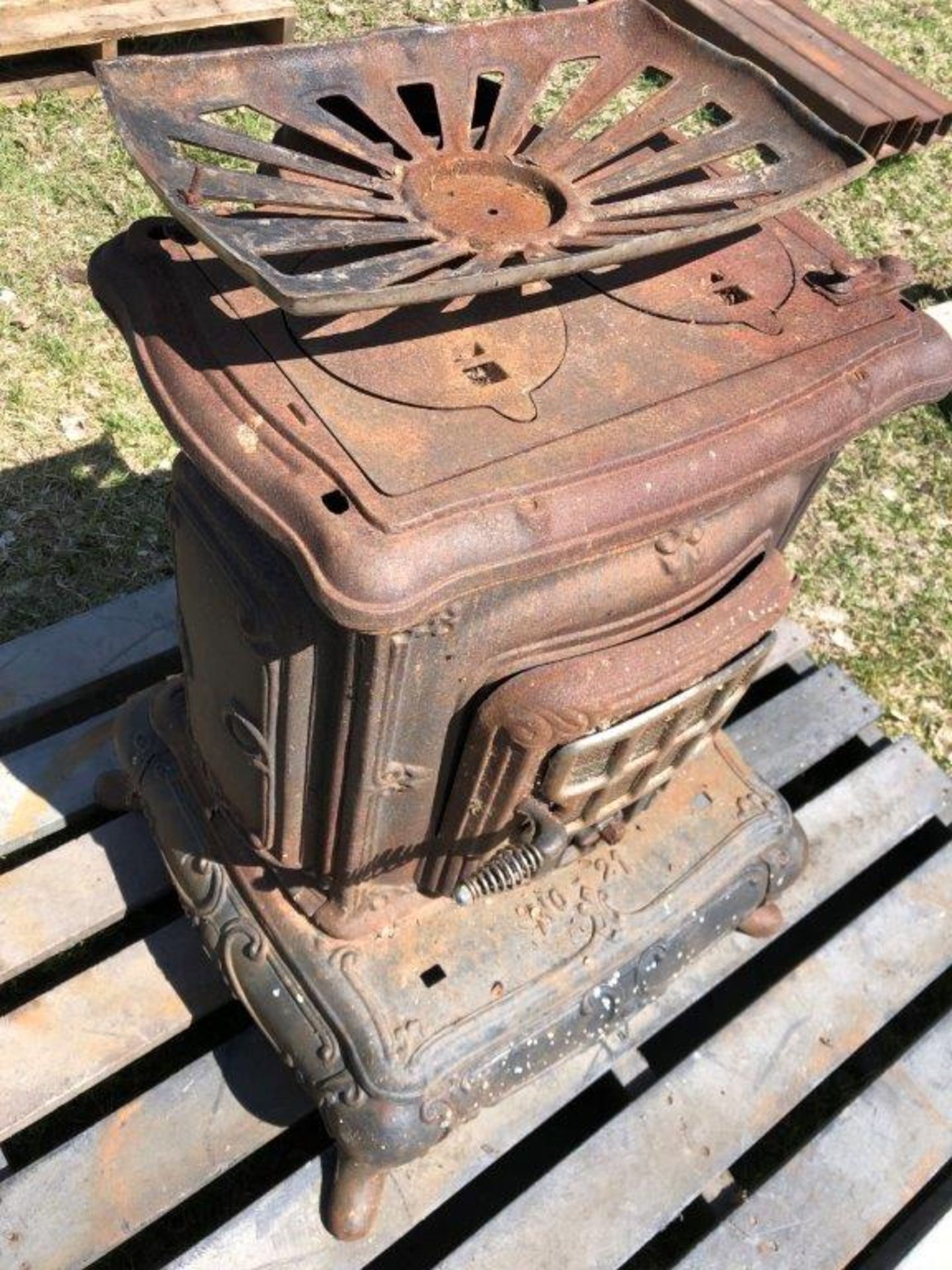 ANTIQUE CAST IRON COAL FURNACE NO. 21 - Image 3 of 4