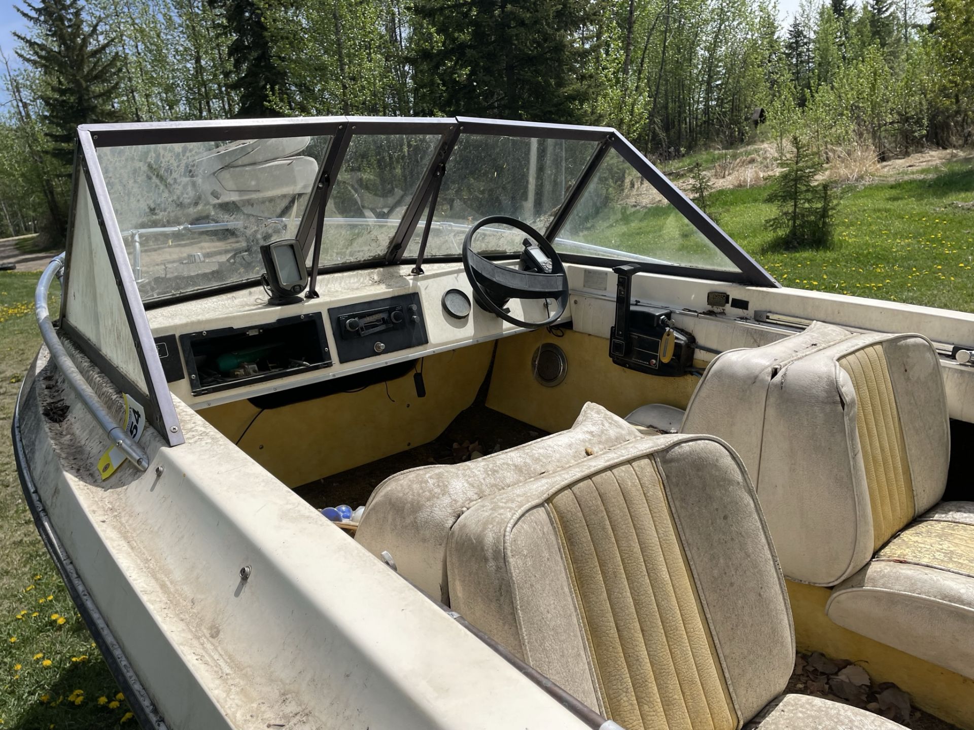 1976 16 FT LUND DEEP V FIBREGLASS FISHING BOAT W/ MERCURY 75 OUTBOARD MOTOR, TRAILER, TROLLING MOTOR - Image 13 of 19