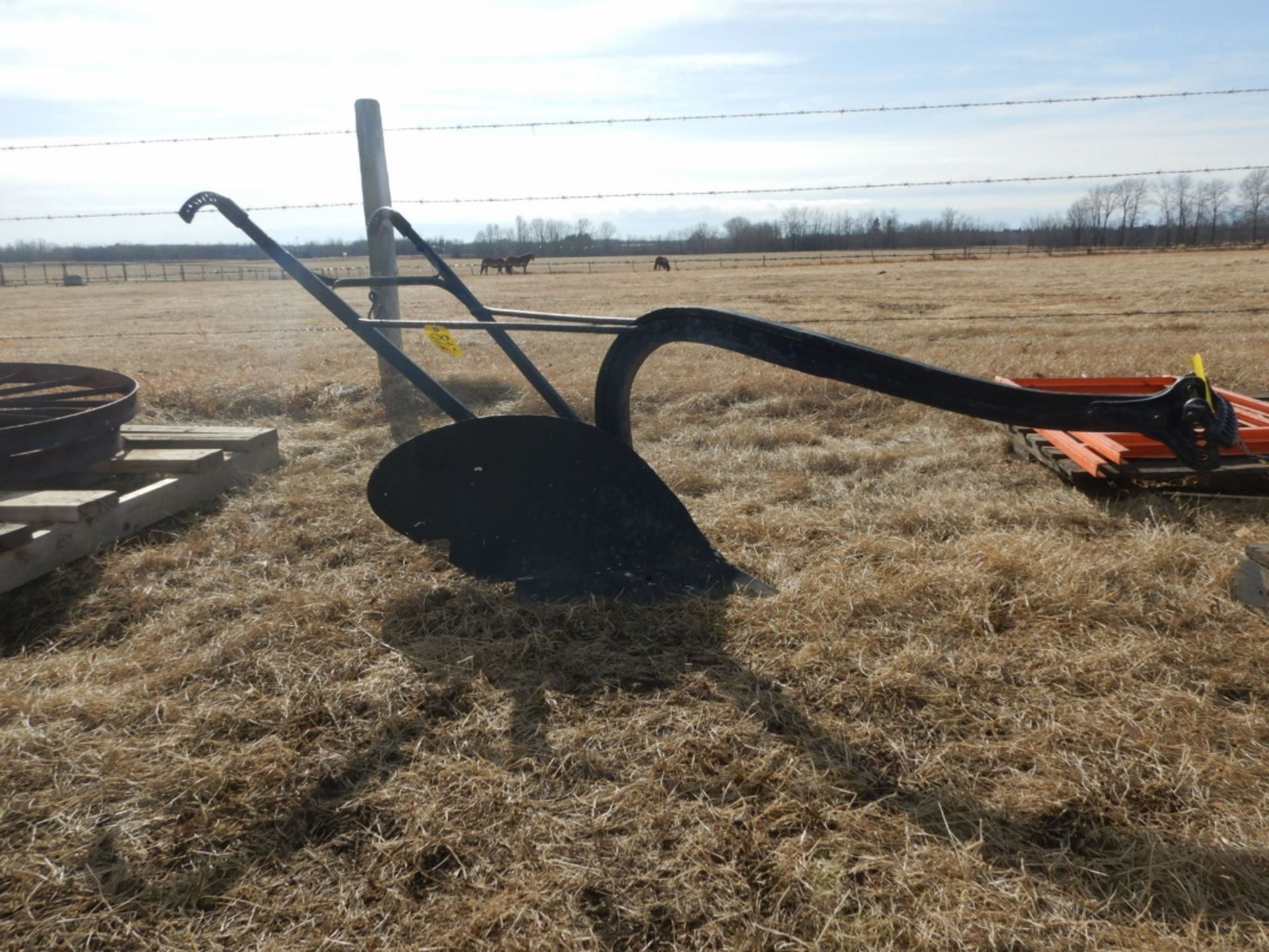 HORSE DRAWN ONE BOTTOM WALKING PLOW, ANTIQUE GARDEN CULTIVATOR - Image 3 of 5