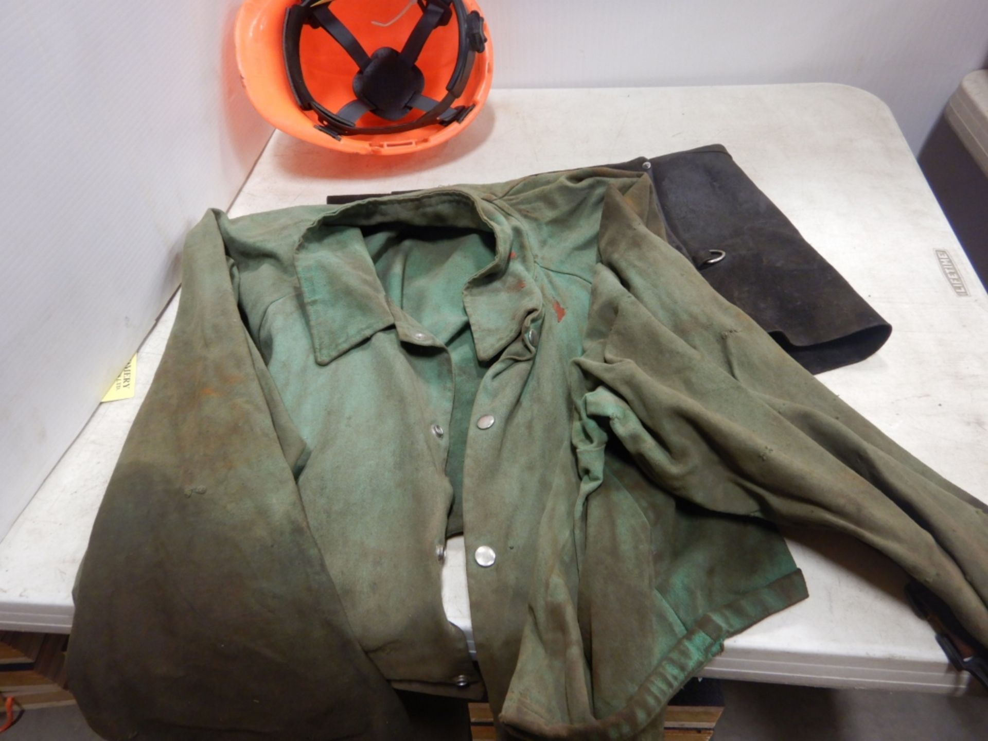 L/O WELDING LEATHERS AND HARD HAT - Image 3 of 4