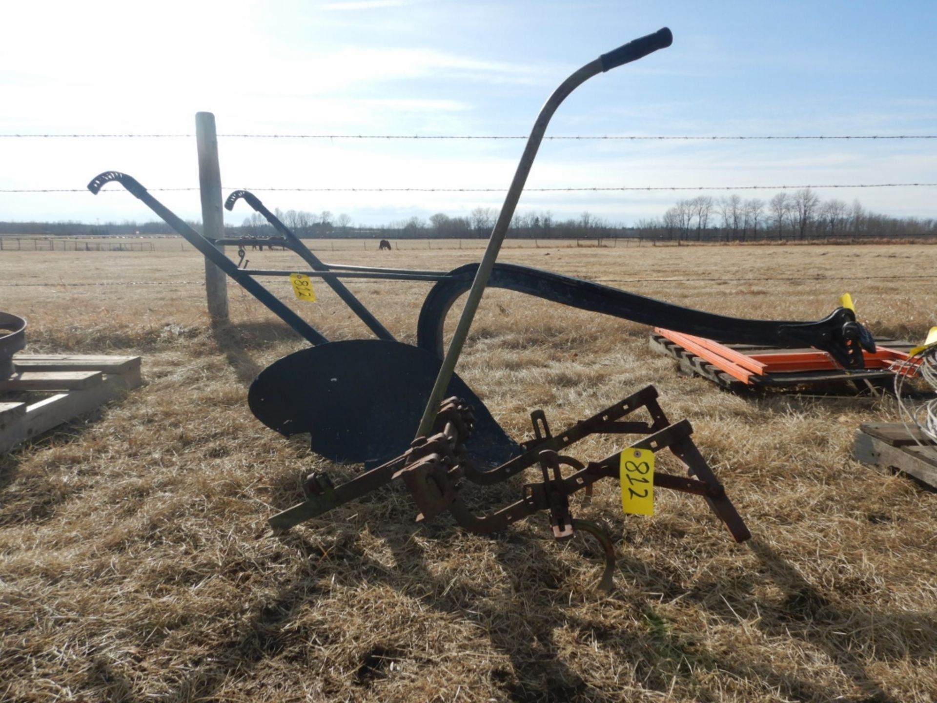 HORSE DRAWN ONE BOTTOM WALKING PLOW, ANTIQUE GARDEN CULTIVATOR - Image 2 of 5