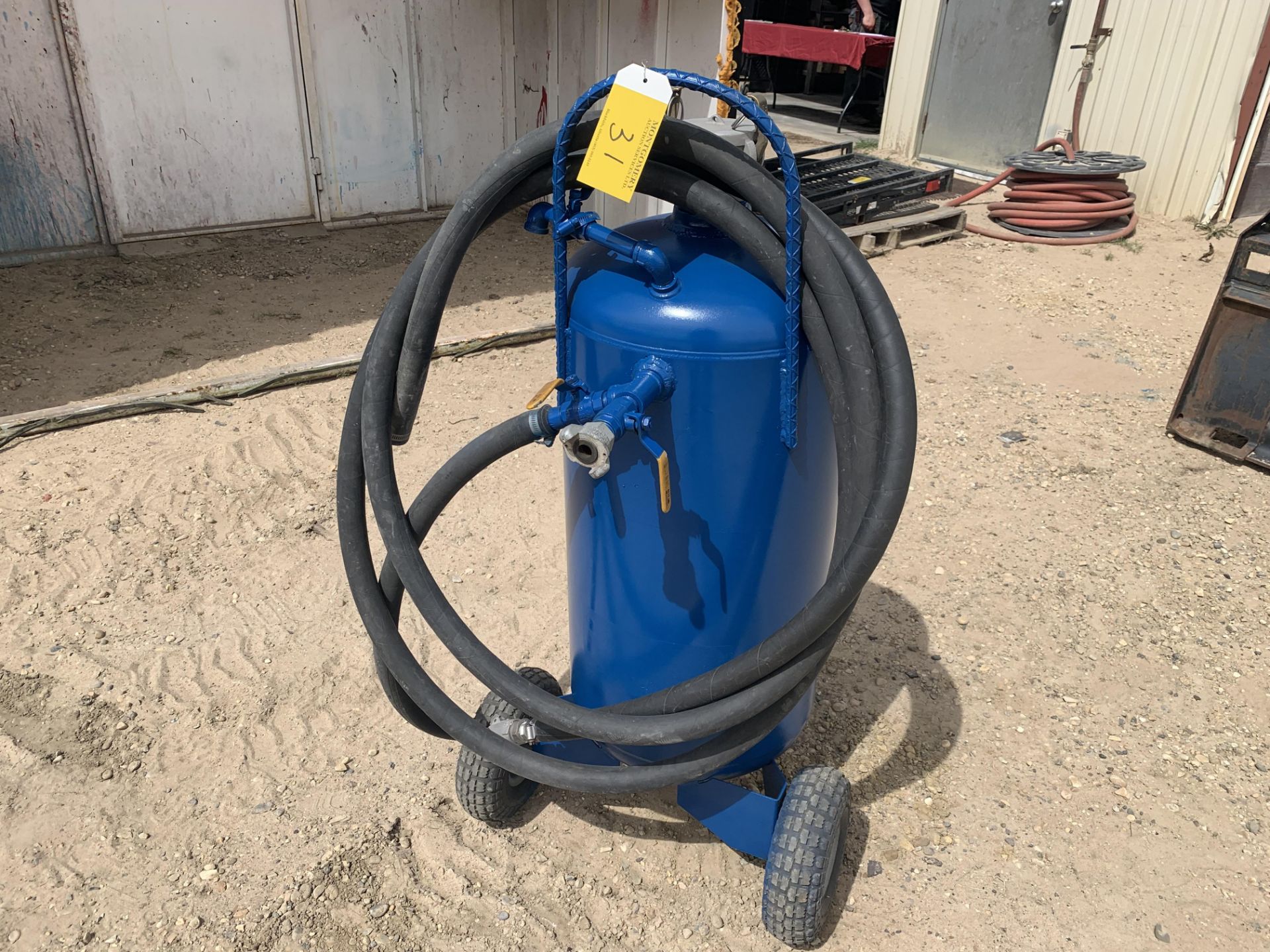 PORTABLE SANDBLASTING POT – 200 LB