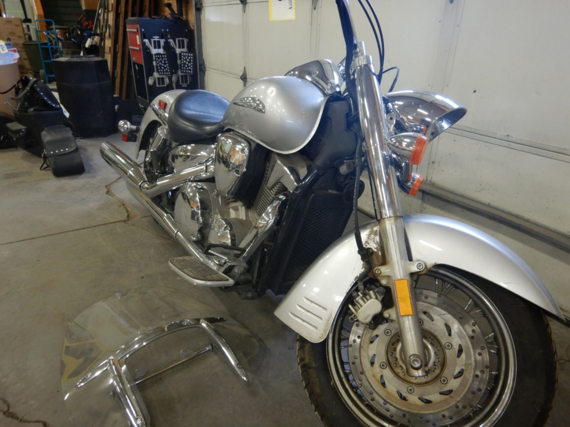 2006 HONDA VTX1300S6 MOTORCYCLE W/ WINDSHIELD INCLUDED (INSTALLATION REQUIRED) 5067 KM SHOWING - Image 10 of 12