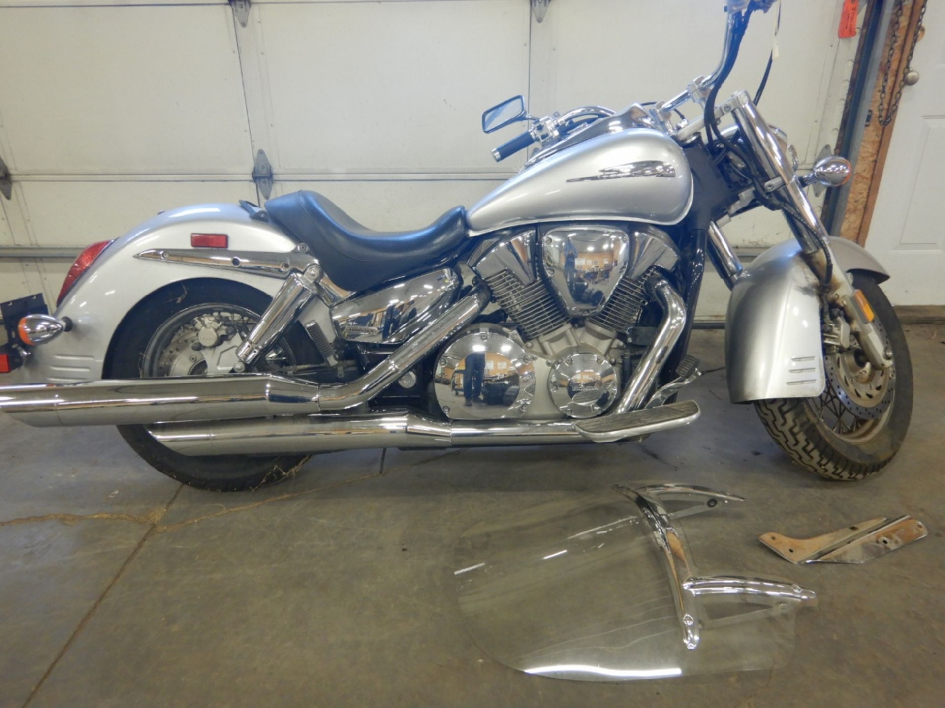 2006 HONDA VTX1300S6 MOTORCYCLE W/ WINDSHIELD INCLUDED (INSTALLATION REQUIRED) 5067 KM SHOWING - Image 4 of 12