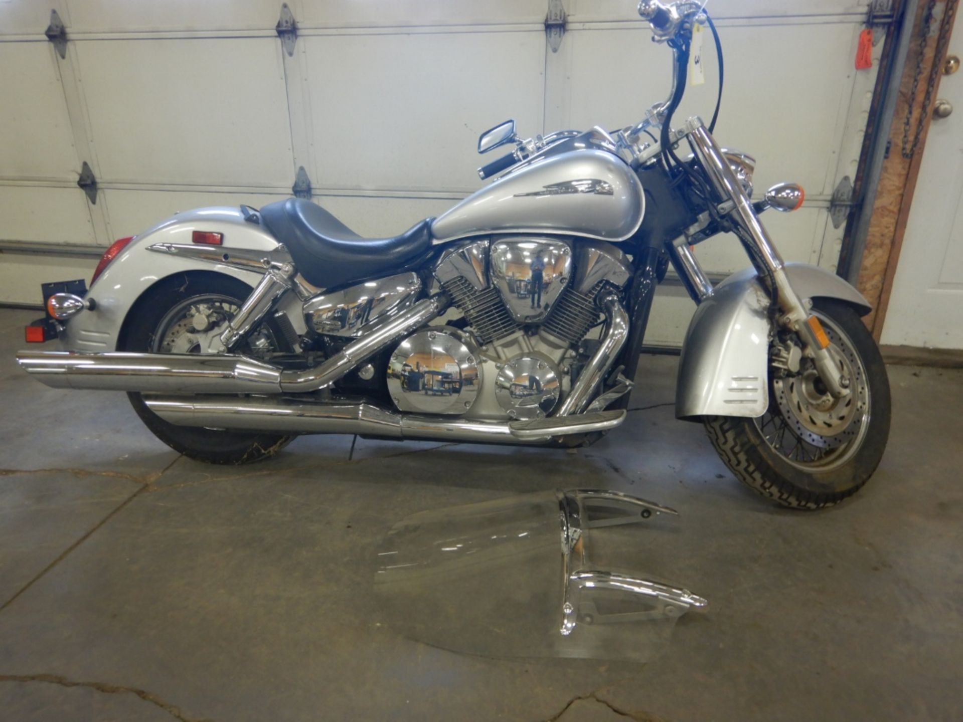 2006 HONDA VTX1300S6 MOTORCYCLE W/ WINDSHIELD INCLUDED (INSTALLATION REQUIRED) 5067 KM SHOWING - Image 11 of 12