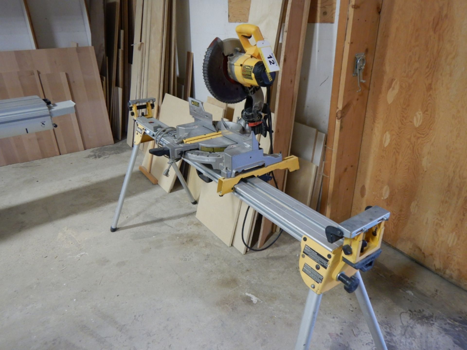 DEWALT 10" COMPOUND MITRE SAW AND ALUMINUM STAND