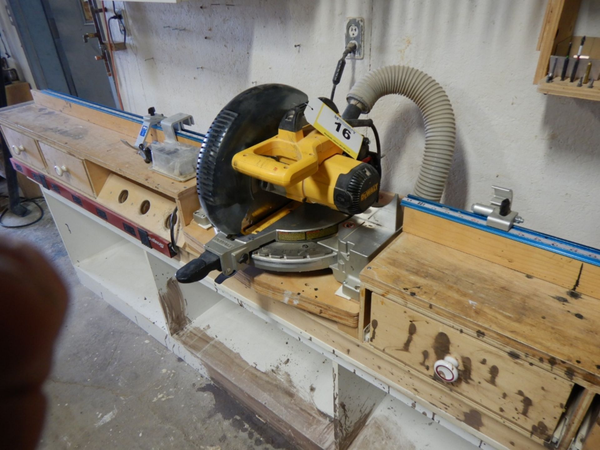 DEWALT 10" COMPOUND MITRE SAW W/CUSTOM WOODEN BENCH TOP STAND