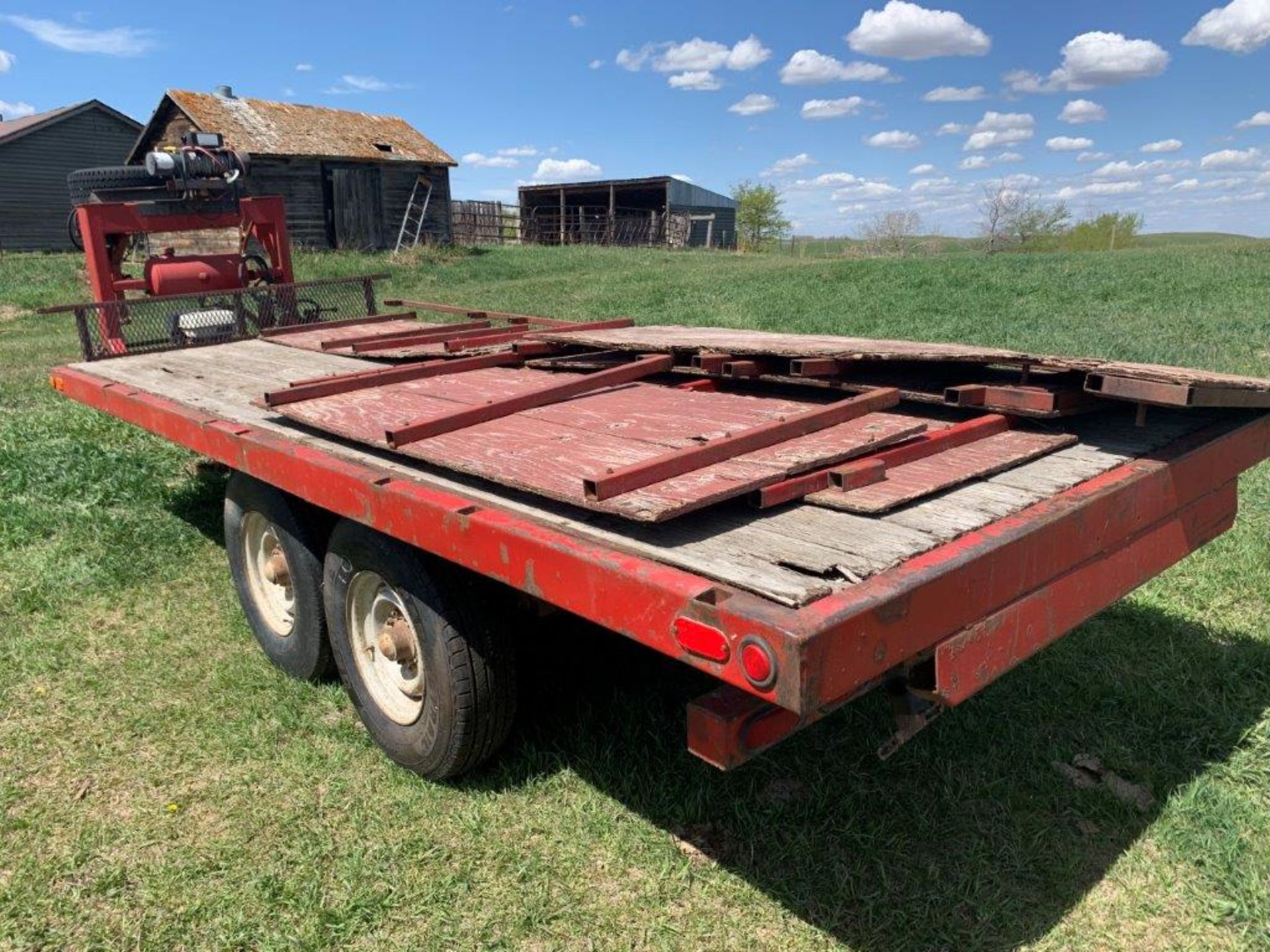 T/A G/N FLAT DECK TRAILER W/WINCH, HYD. TILT, 9 HP HONDA ENGINE (NO VIN) - Image 7 of 15