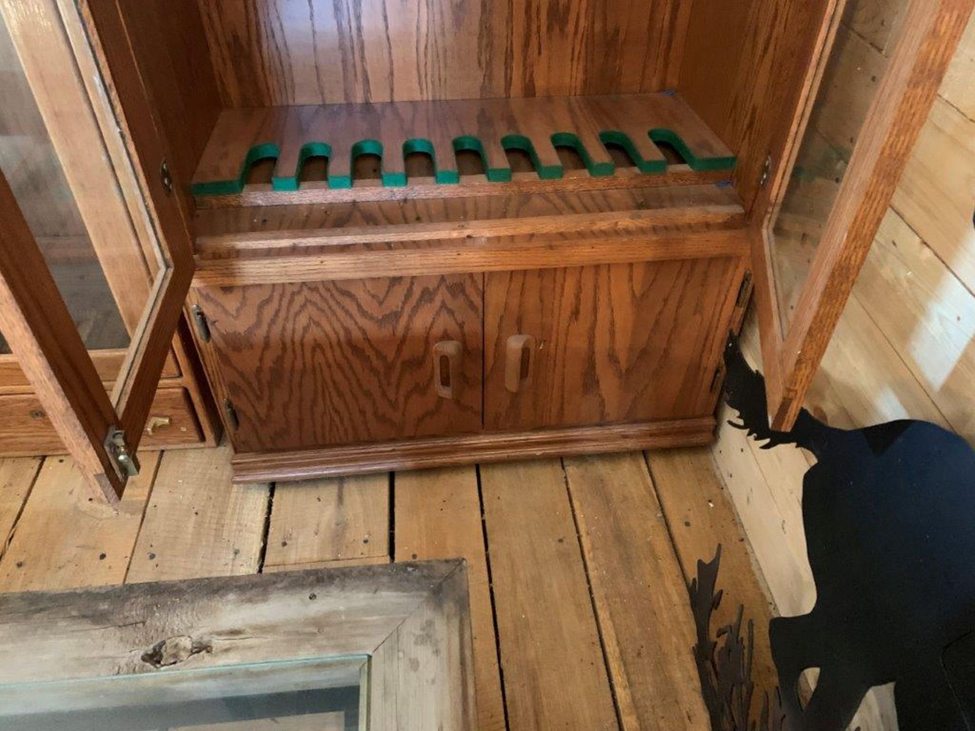 OAK AND GLASS NINE POSTITION GUN STORAGE CABINET - Image 4 of 4