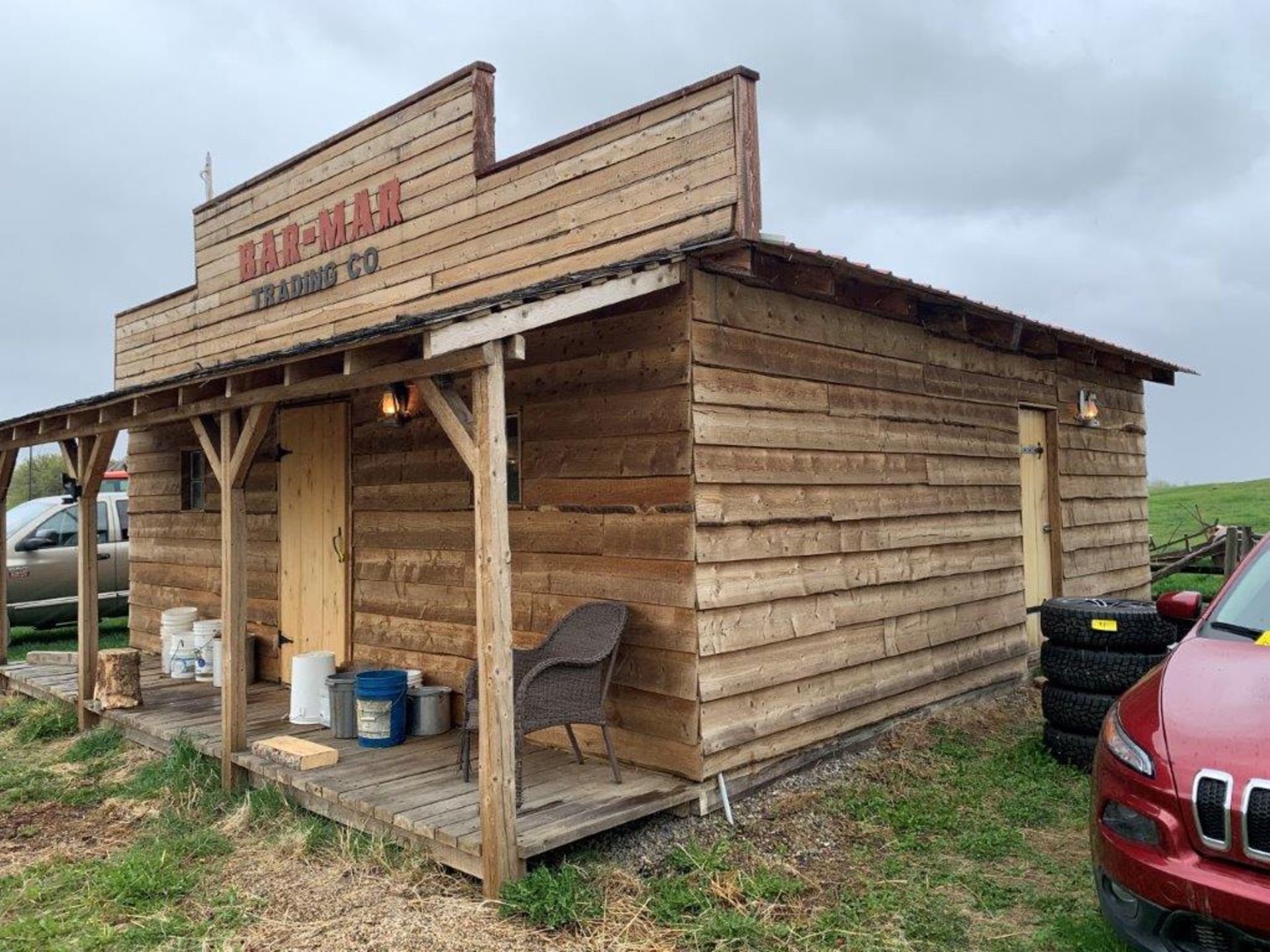 24FT X 24 FT SKIDDED WOOD FRAME BUILDING W/4 FT VERANDA (USED AS STORE AND ANTIQUE SHOWROOM) - Image 3 of 8