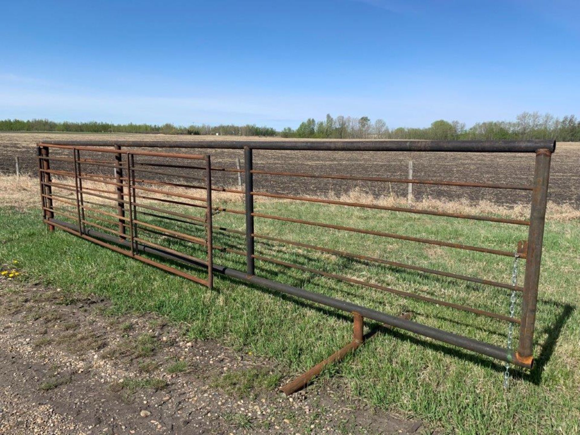 BERG 24 FT FREESTANDING PANEL W/ 15 FT GATE - Image 2 of 2