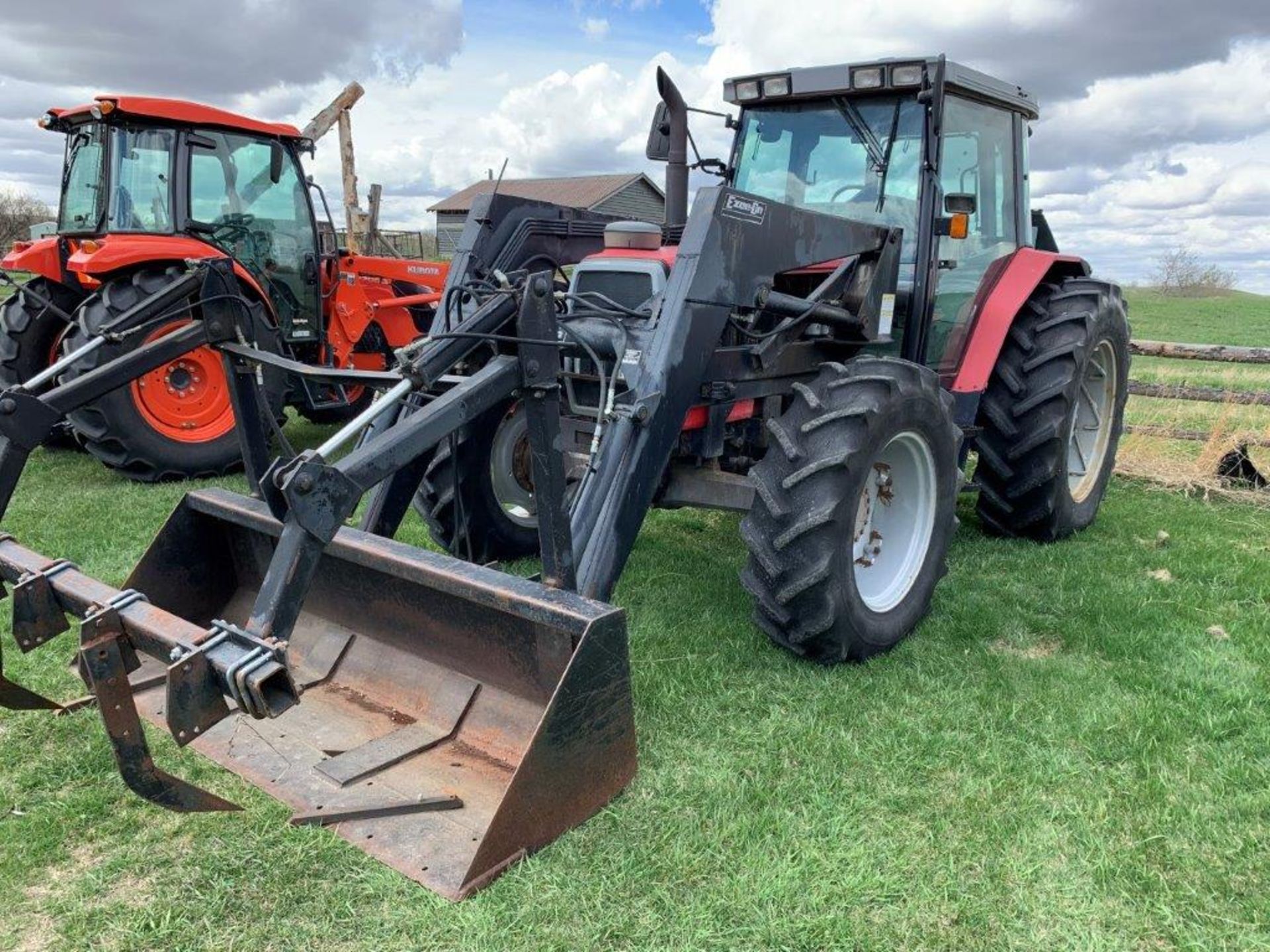 MASSEY FERGUSON 6180 MFWD TRACTOR W/ EZEE-ON BUCKET AND GRAPPLE, 125 HP ENG, 32 SPDDYNA-SHIFT TRANS - Image 2 of 11