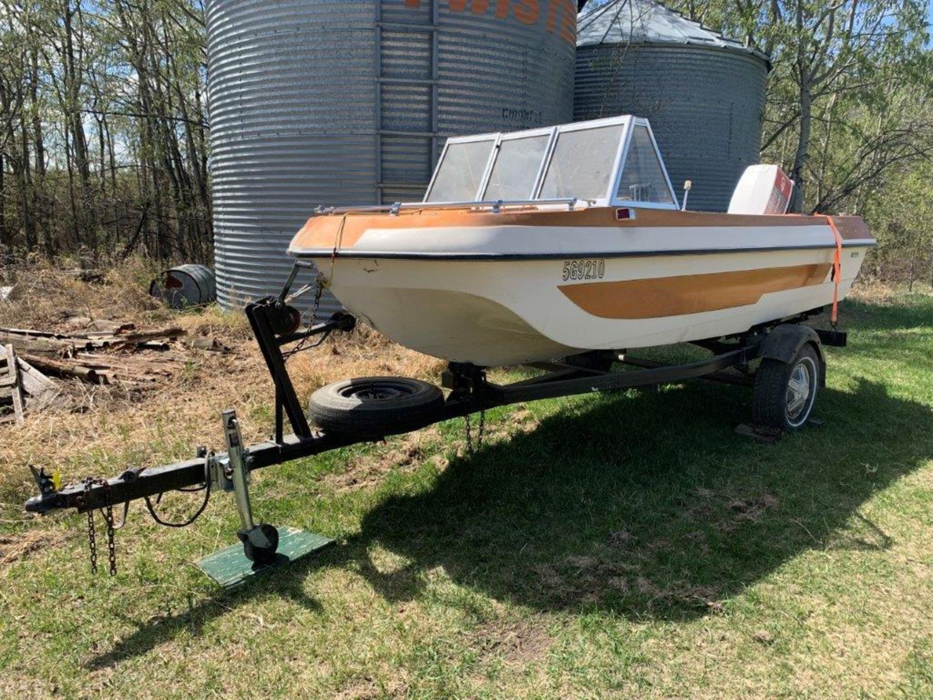 1976 GLASCON 14 FT MOTORBOAT W/JOHNSON 40 MOTOR, S/N ZGL400231076. W/ BOAT TRAILER, S/N SK40-1440198