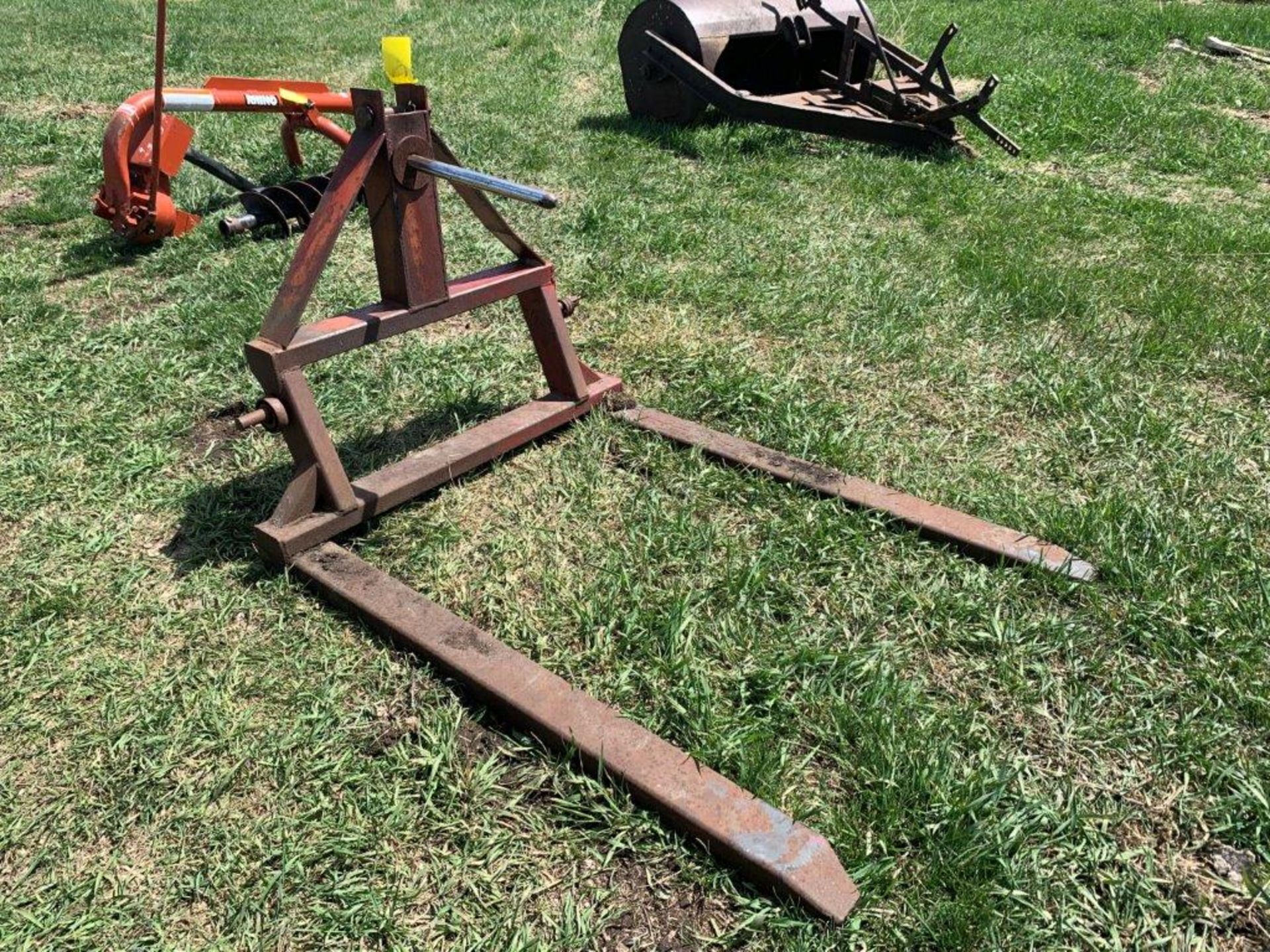 3 PT ROUND BALE MOVER / PALLET FORK