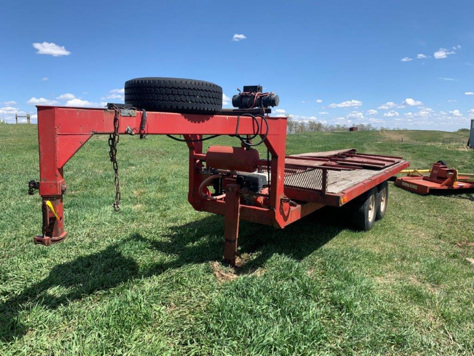 T/A G/N FLAT DECK TRAILER W/WINCH, HYD. TILT, 9 HP HONDA ENGINE (NO VIN)