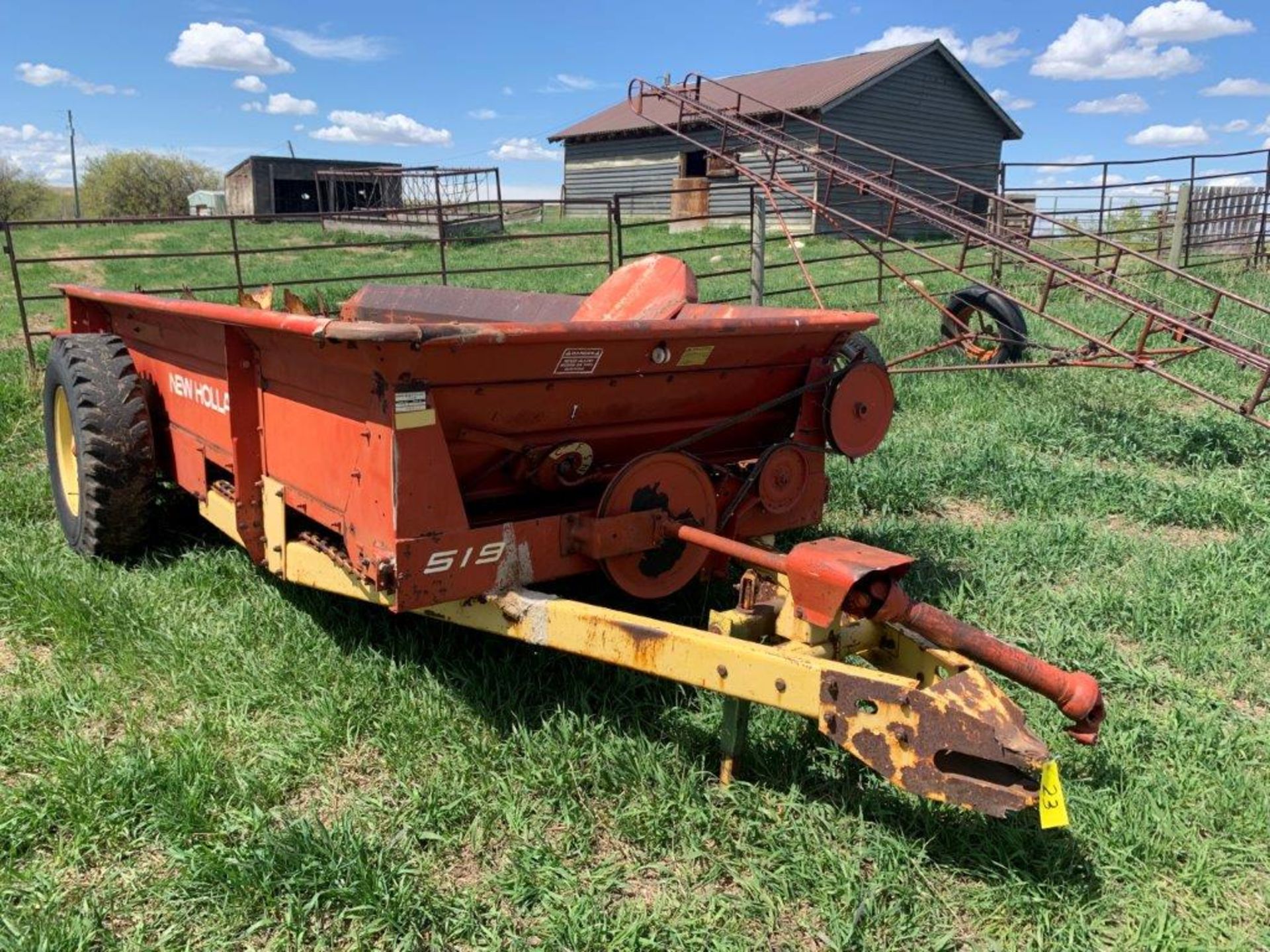 NH 519 S/A MANURE SPREADER, S/N 529711