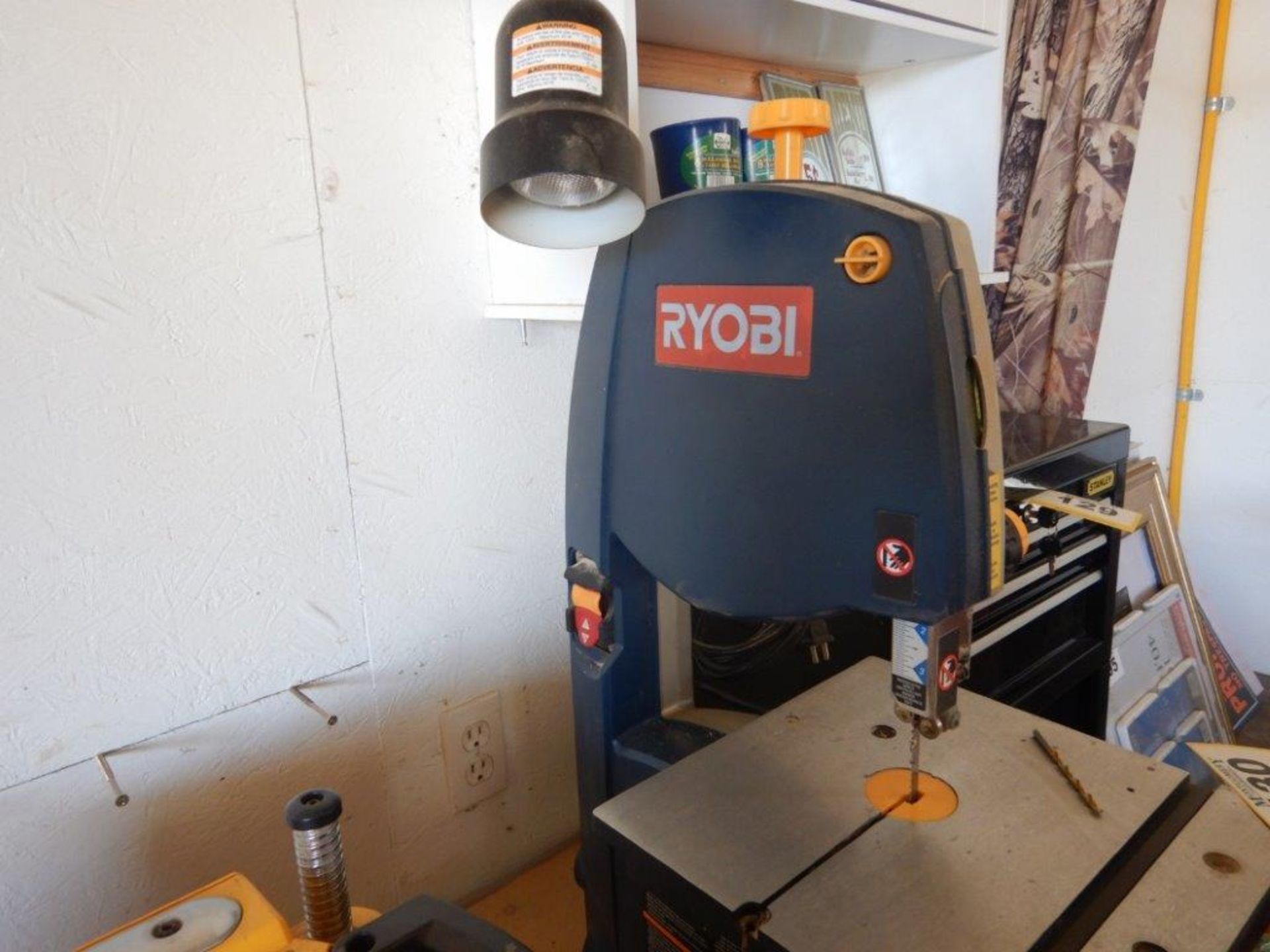 RYOBI 9 INCH WOOD BAND SAW - Image 4 of 5