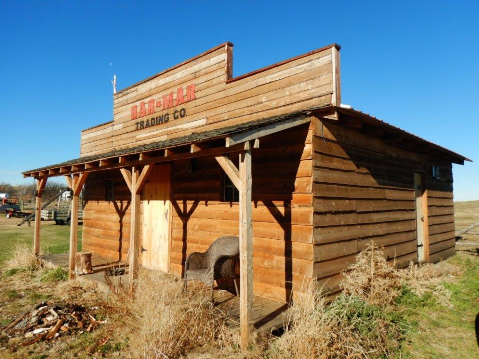 24FT X 24 FT SKIDDED WOOD FRAME BUILDING W/4 FT VERANDA (USED AS STORE AND ANTIQUE SHOWROOM)