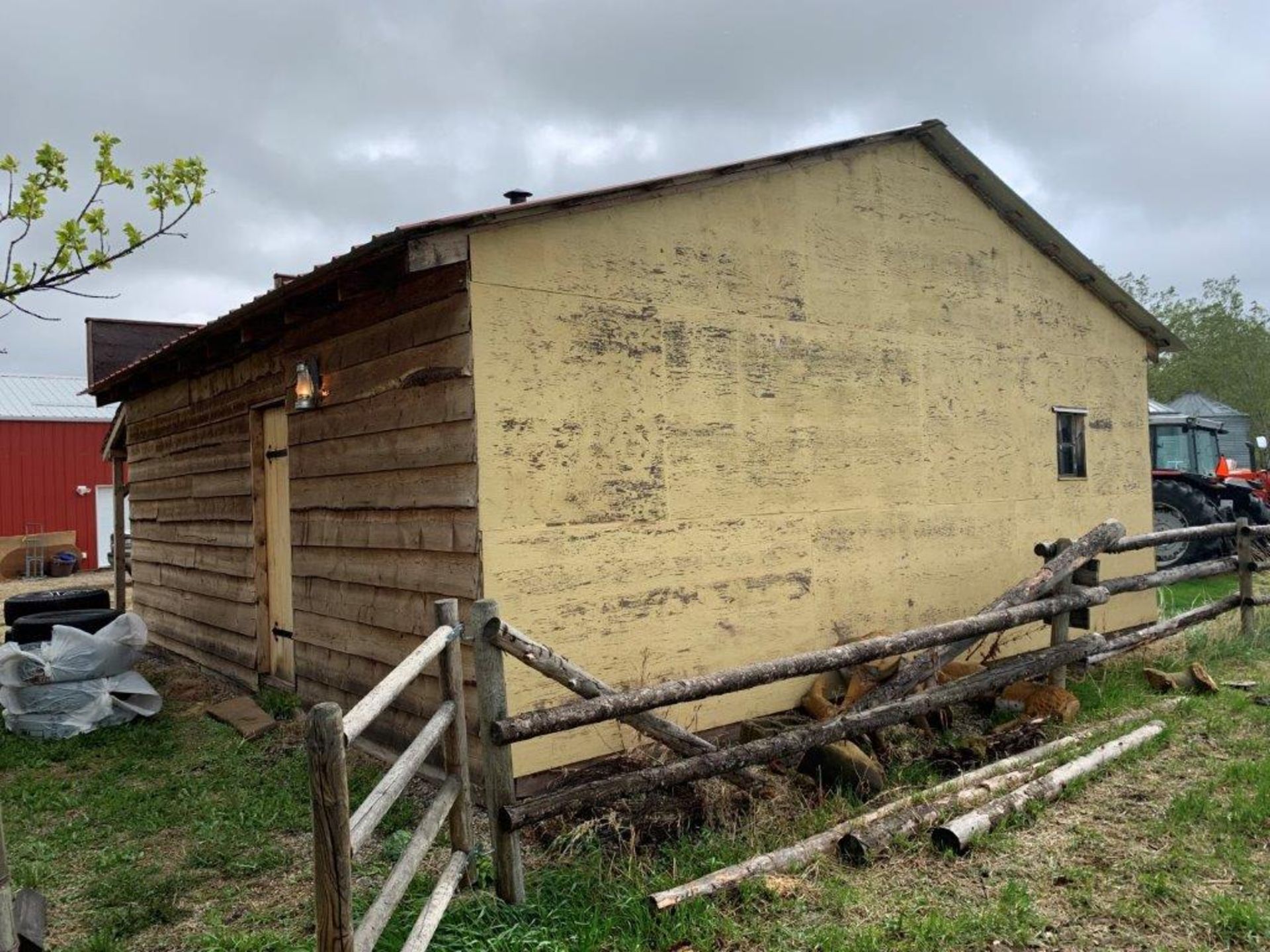 24FT X 24 FT SKIDDED WOOD FRAME BUILDING W/4 FT VERANDA (USED AS STORE AND ANTIQUE SHOWROOM) - Image 5 of 8