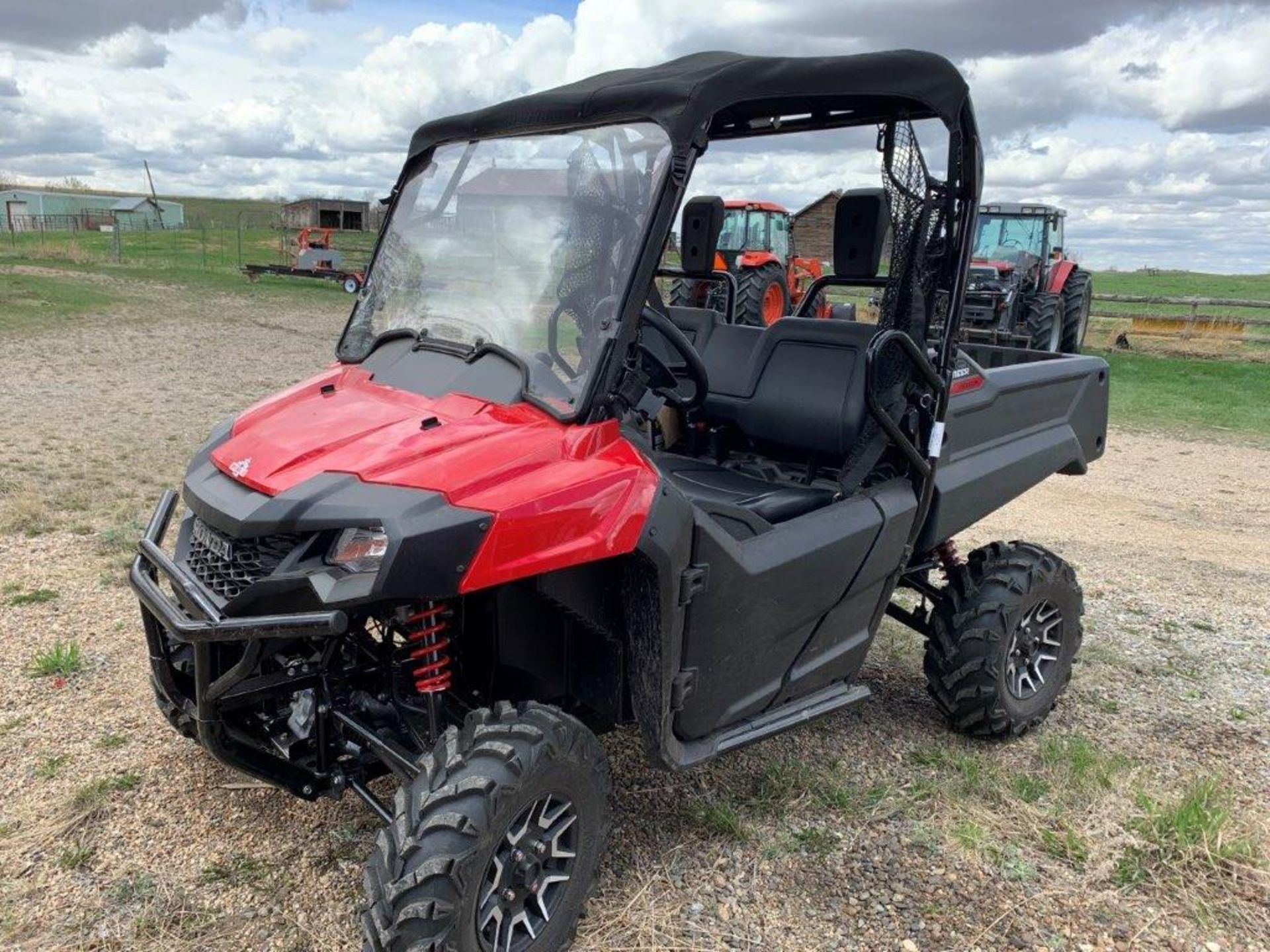 2021 HONDA PIONEER 700 4X4 SIDE-BY-SIDE W/ CARGO BOX, ONLY 97 KM SHOWING