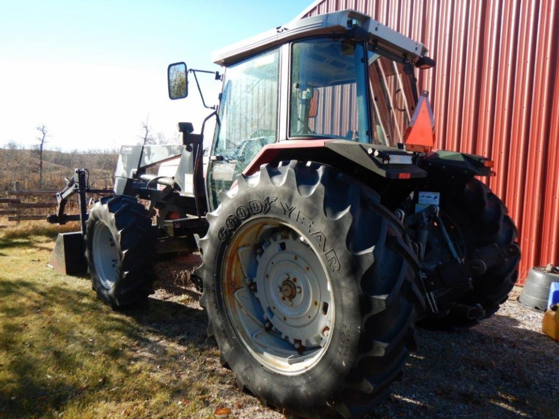 MASSEY FERGUSON 6180 MFWD TRACTOR W/ EZEE-ON BUCKET AND GRAPPLE, 125 HP ENG, 32 SPDDYNA-SHIFT TRANS - Image 4 of 11