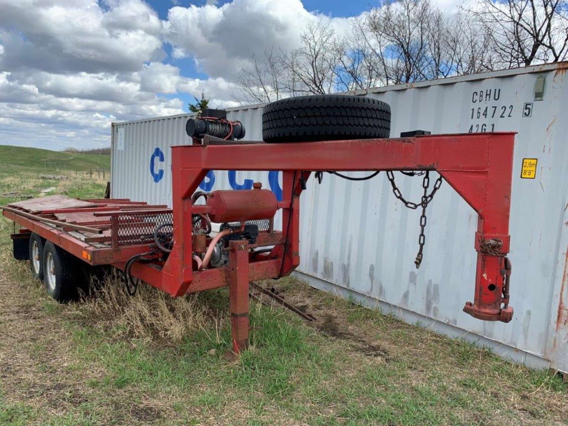 T/A G/N FLAT DECK TRAILER W/WINCH, HYD. TILT, 9 HP HONDA ENGINE (NO VIN) - Image 4 of 15