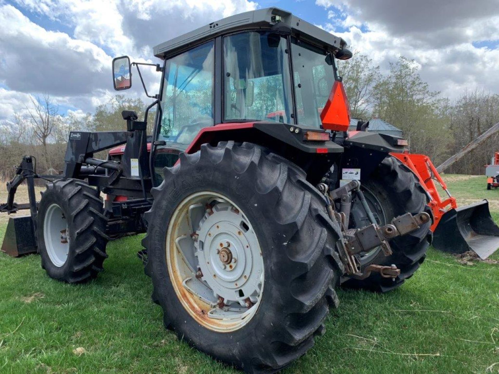 MASSEY FERGUSON 6180 MFWD TRACTOR W/ EZEE-ON BUCKET AND GRAPPLE, 125 HP ENG, 32 SPDDYNA-SHIFT TRANS - Image 3 of 11