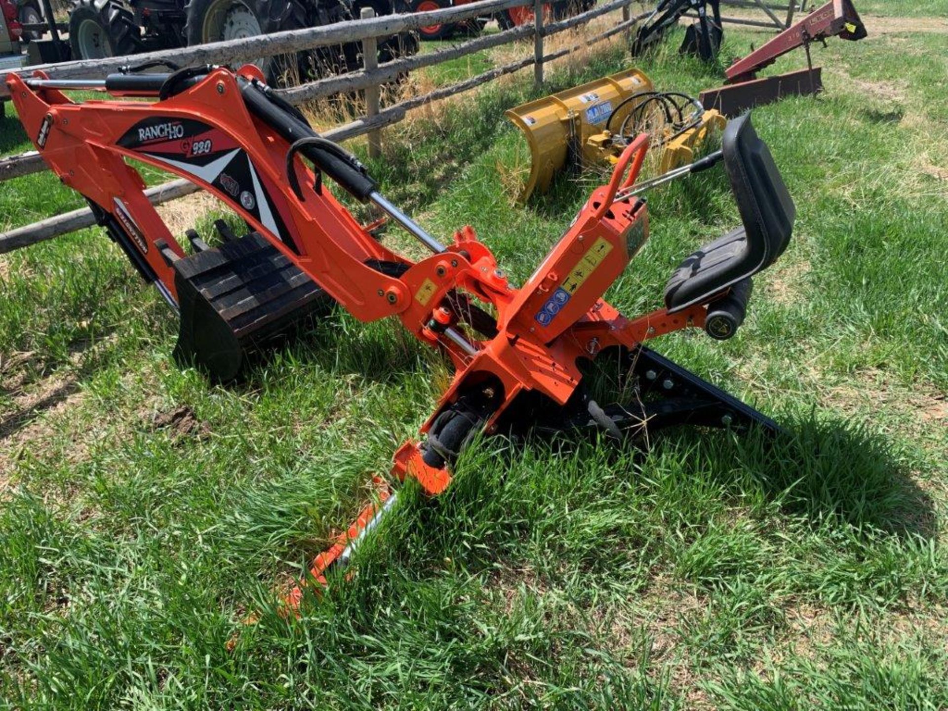 WALLENSTEIN RANCH HO GX920 BACK HOE ATTACH. W/ 15-IN & 24-INCH TOOTH BUCKETS TO FIT 3 PT