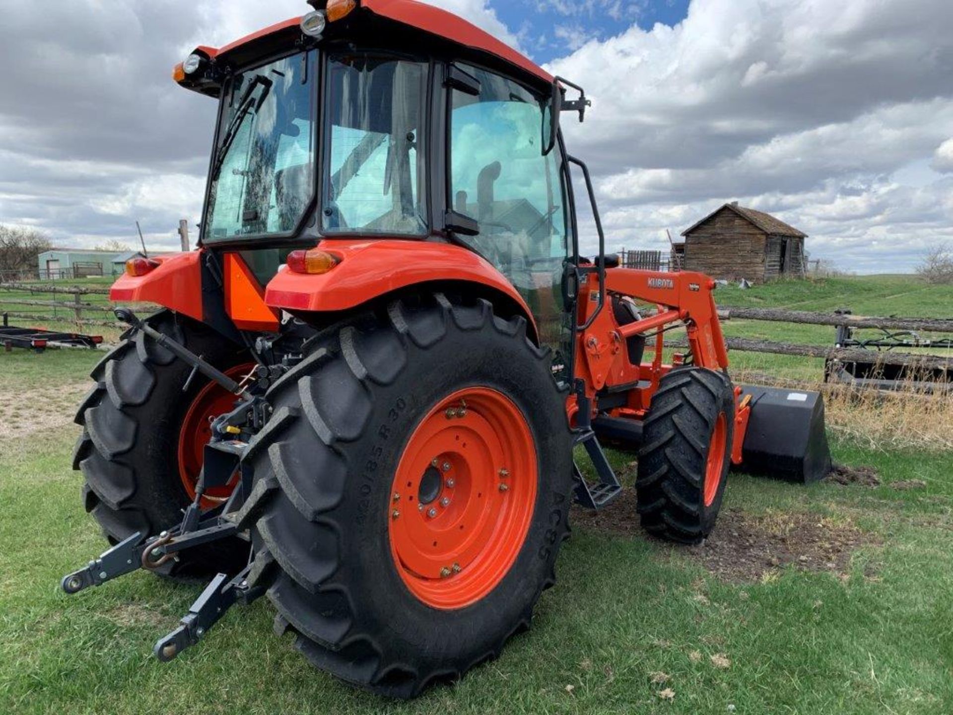 2018 KUBOTA M7060 4X4 TRACTOR W/ KUBOTA LA1154 FEL & EURO -KWIK ATTACH. 80 INCH BUCKET, 12 SPD. - Image 4 of 10