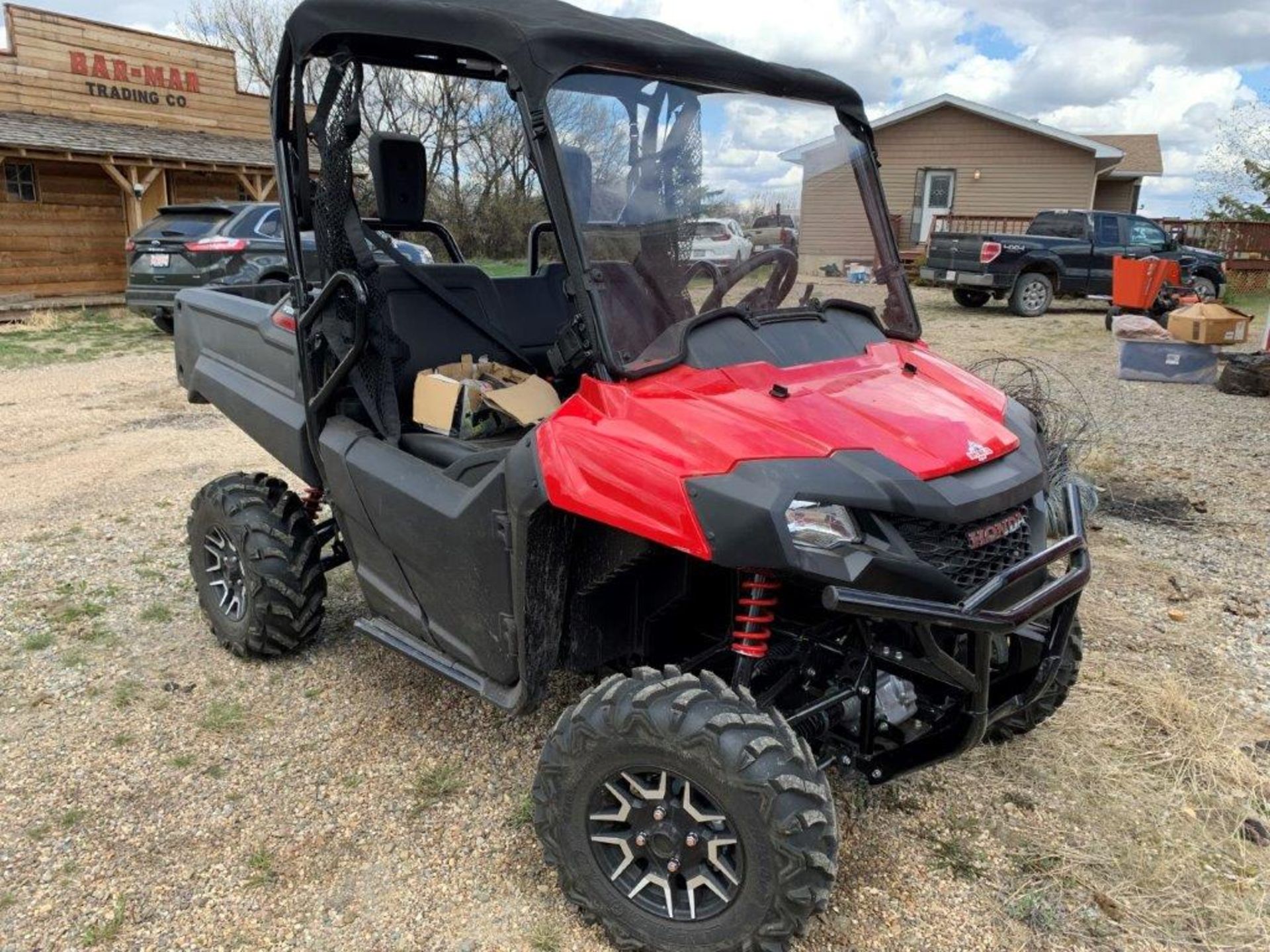 2021 HONDA PIONEER 700 4X4 SIDE-BY-SIDE W/ CARGO BOX, ONLY 97 KM SHOWING - Image 2 of 4