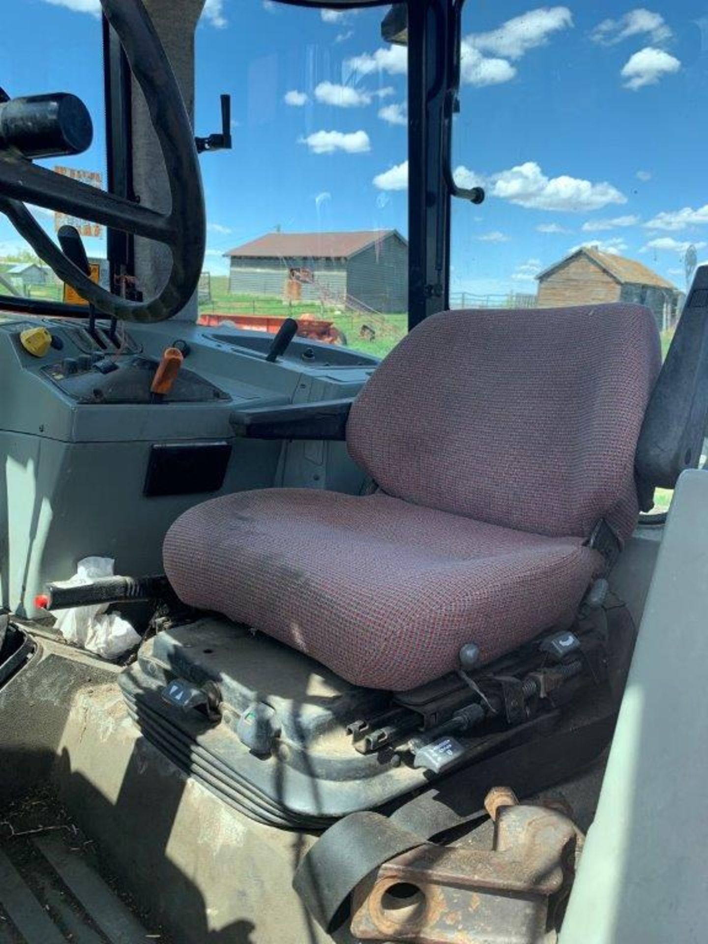 MASSEY FERGUSON 6180 MFWD TRACTOR W/ EZEE-ON BUCKET AND GRAPPLE, 125 HP ENG, 32 SPDDYNA-SHIFT TRANS - Image 7 of 11