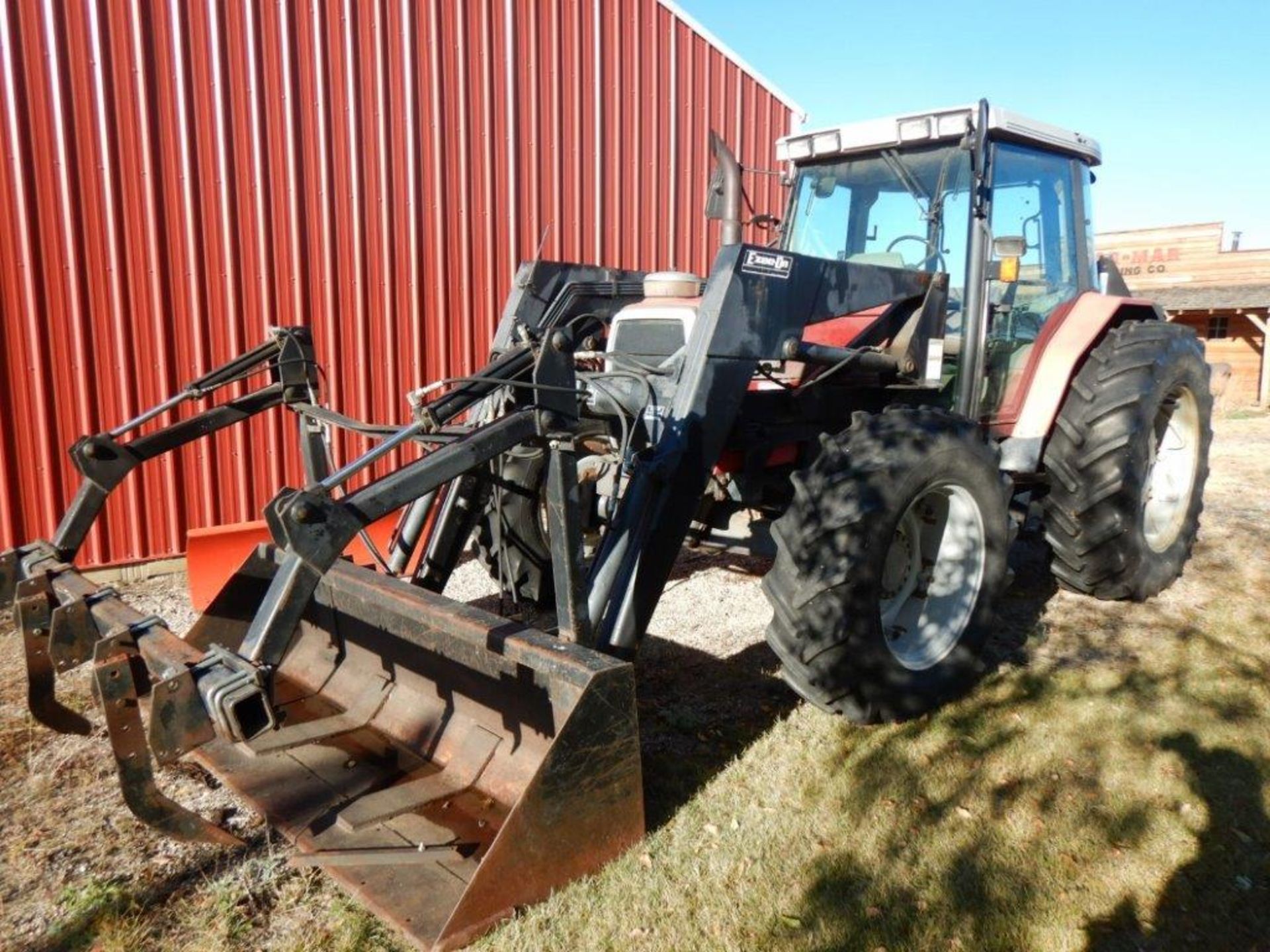 MASSEY FERGUSON 6180 MFWD TRACTOR W/ EZEE-ON BUCKET AND GRAPPLE, 125 HP ENG, 32 SPDDYNA-SHIFT TRANS - Image 5 of 11